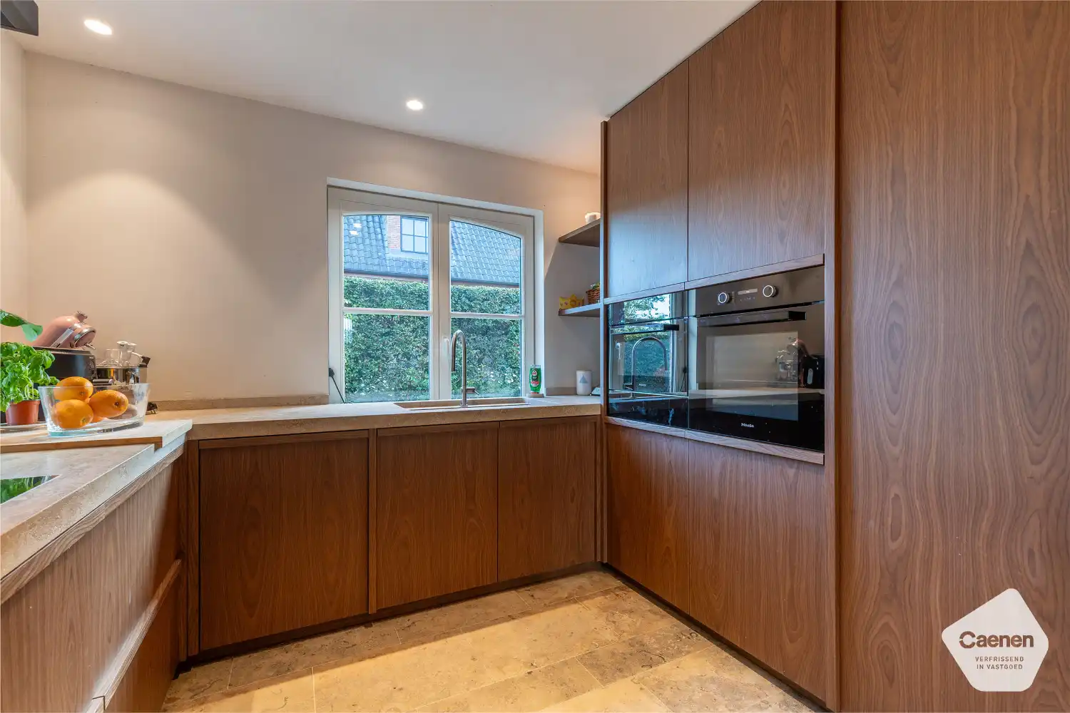 Prachtige smaakvolle gerenoveerde villa met uniek bijgebouw op een perceel van 2021m²  en 5 slaapkamers. foto 9