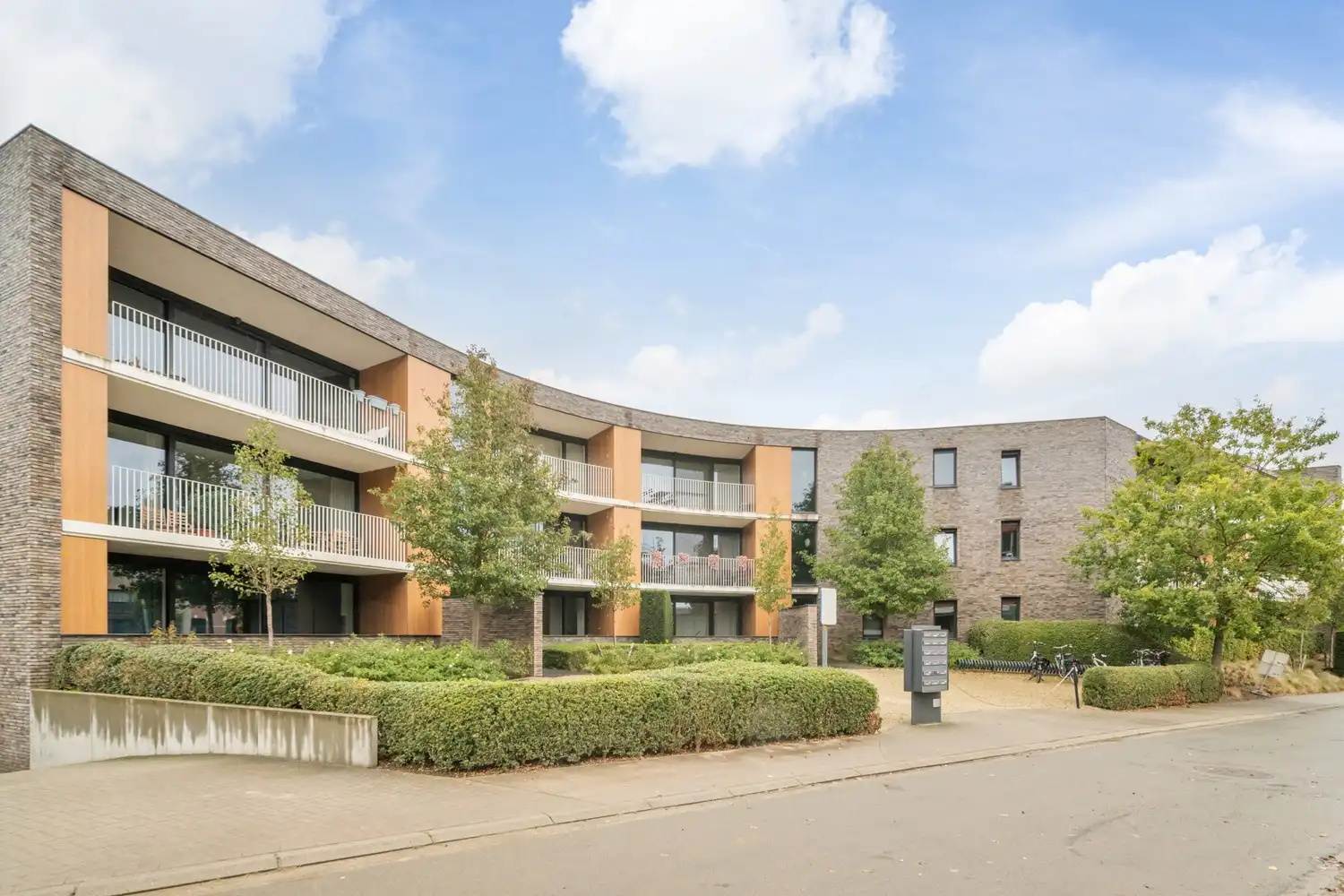 Modern en energiezuinig(A-label) dakappartement met 2 slaapkamers, 2 badkamers, een groot terras en een autostaanplaats nabij het UZ Gasthuisberg te Leuven! foto {{pictureIndex}}