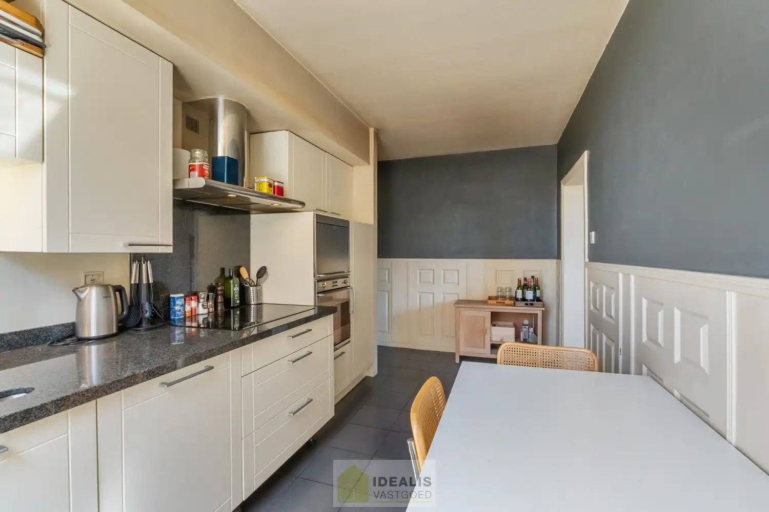 OP TE FRISSEN GEZINSWONING MET LICHTRIJKE LEEFRUIMTE EN AANSLUITEND RUIME KEUKEN, BERGING, BADKAMER VOORZIEN VAN DOUCHE EN BAD EN 3 SLAAPKAMERS OP EEN PERCEEL VAN 5A 37A - Deze woning omvat +-158m² bewoonbare oppervlakte verdeeld over een lichtrijke woonkamer met aansluitend een ruime keuken, berging, badkamer voorzien van douche en bad en 3 slaapkamers. De woning is gelegen op een aangenaam perceel van 5a 37ca vlakbij het centrum van Opitter (Bree), op fietsafstand van winkels, horeca en scholen,… Zeer geschikt voor kandidaten op zoek naar een op te frissen woning met karakter die ruimte en rust biedt doch dicht bij allerlei faciliteiten is gelegen. foto 11