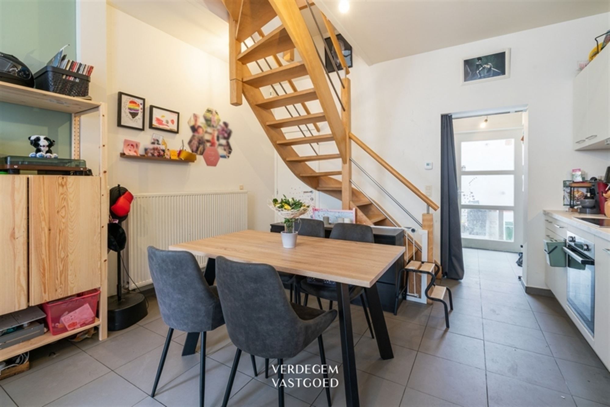 Charmante starterswoning met 2 slaapkamers en stadskoer in rustige straat foto 4