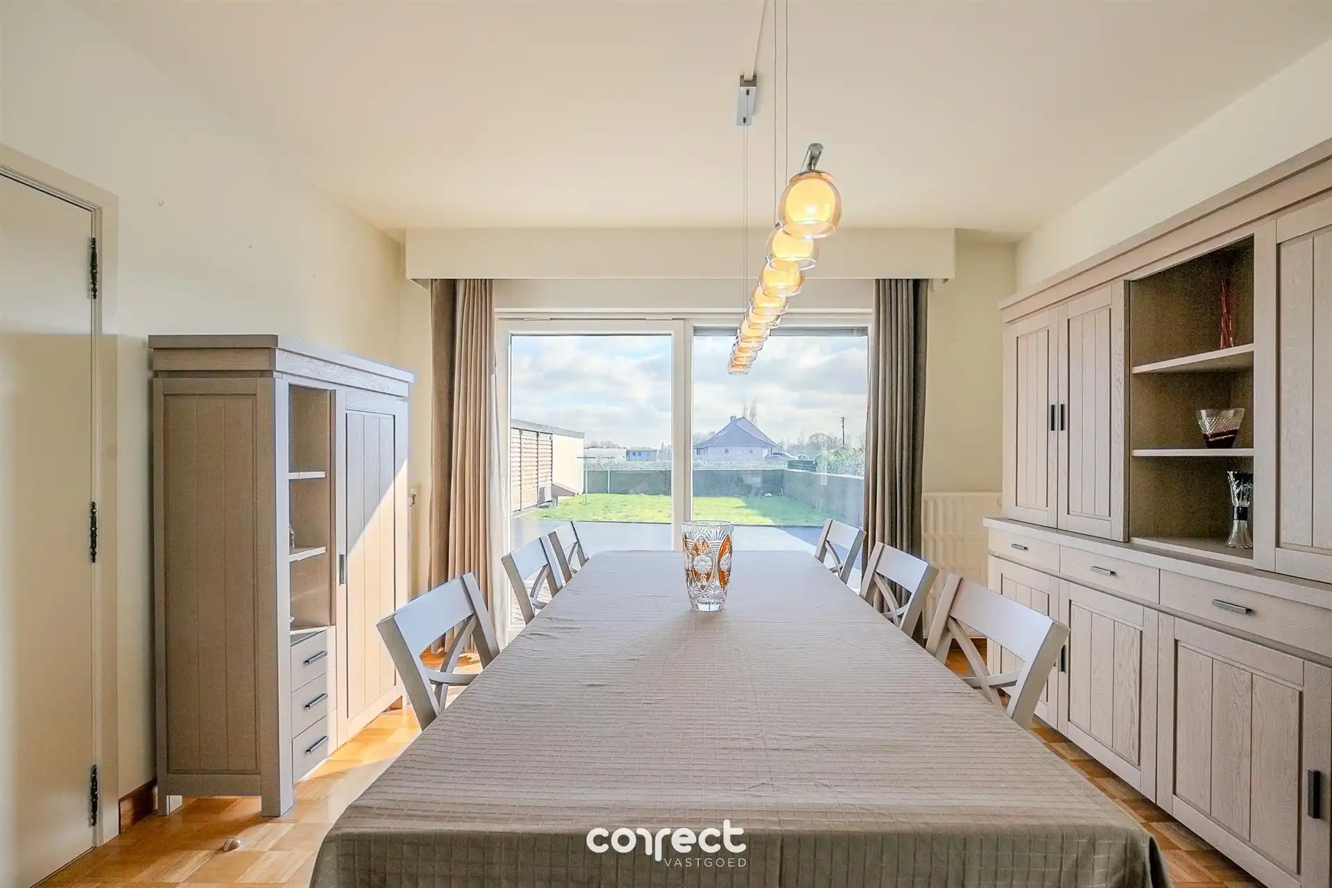 Ruime open bebouwing met 5 slaapkamers, 2 badkamers,  tuin,  garage, carport en werkplaats. foto 5