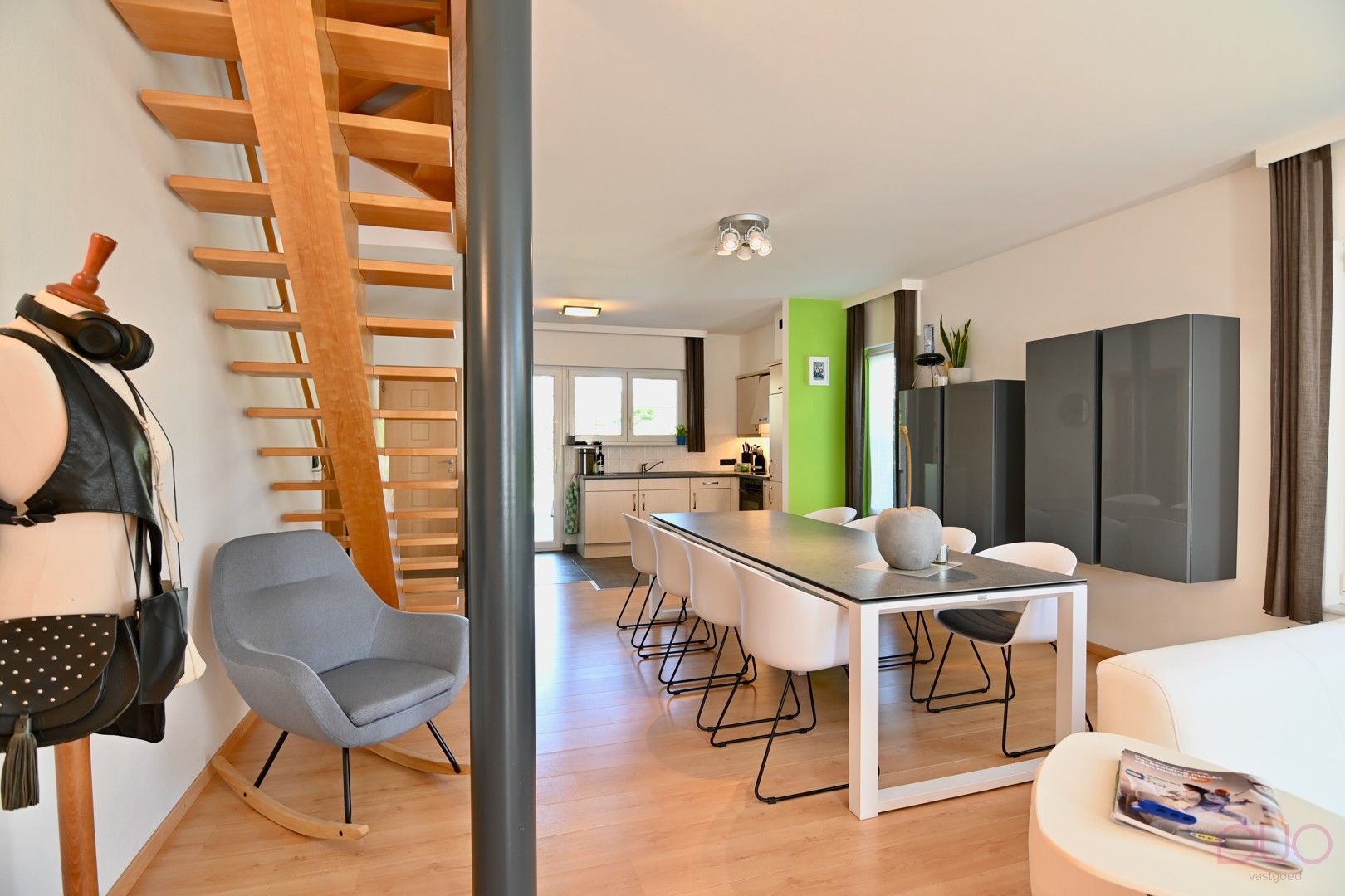 Rustig gelegen, instapklare halfopen bebouwing met 4 slaapkamers, vlakbij het centrum foto 4