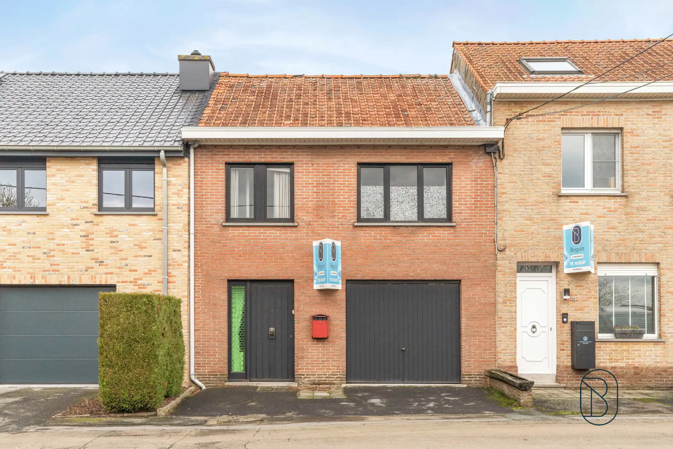 Woning met garage, oprit en tuin - veel potentieel foto {{pictureIndex}}