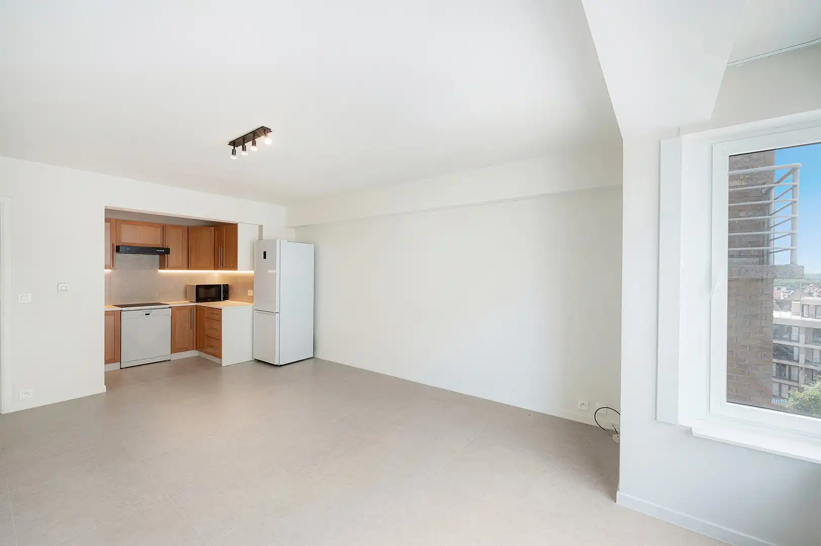 Modern instapklaar appartement met 2 slaapkamers en zijdelings zicht op zee. foto 2