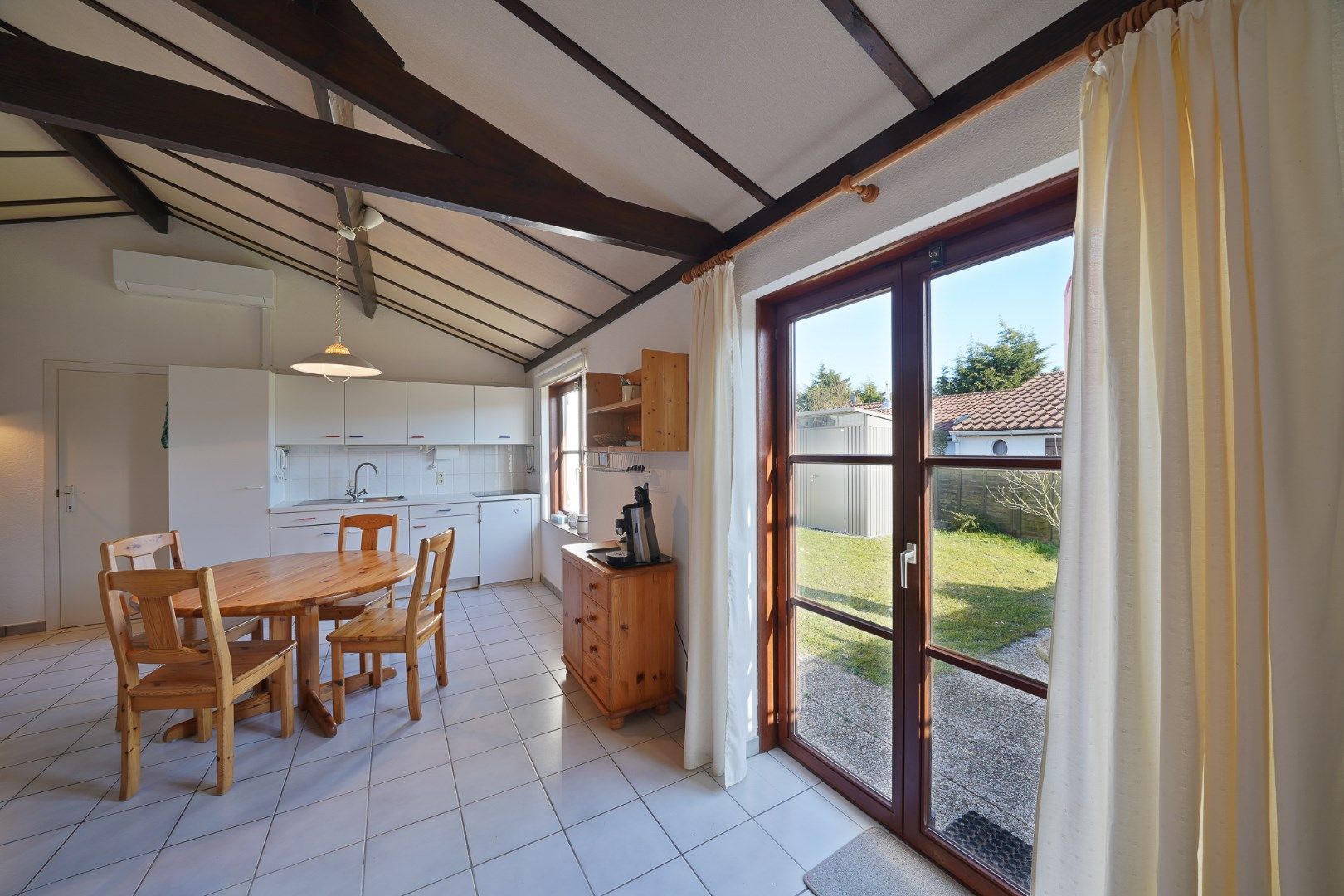 Instapklare vakantiewoning met zonnige tuin en 2 slaapkamers foto 4