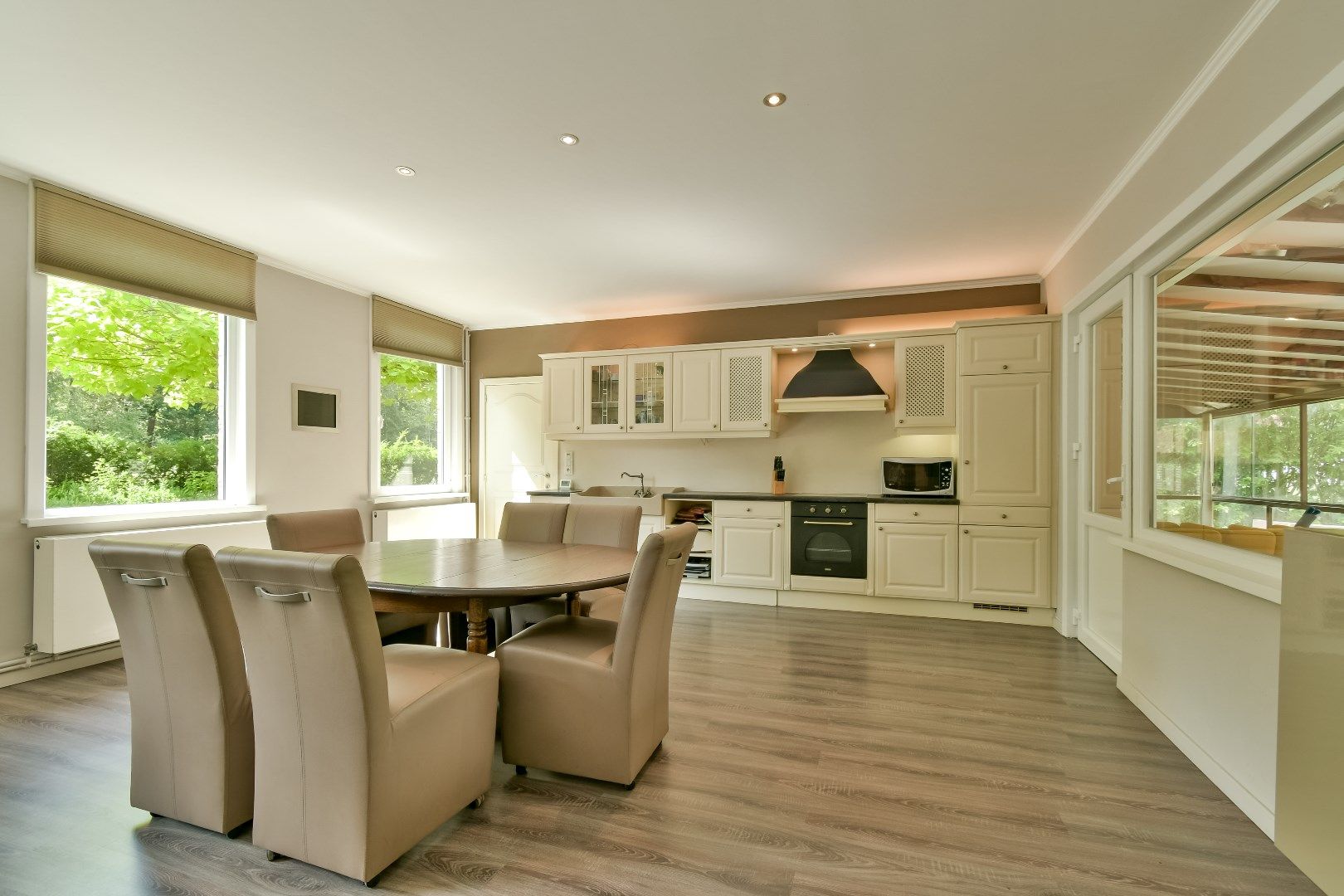 Welkom in deze charmante woning te midden van het groen in het hart van Oostkamp! foto 9