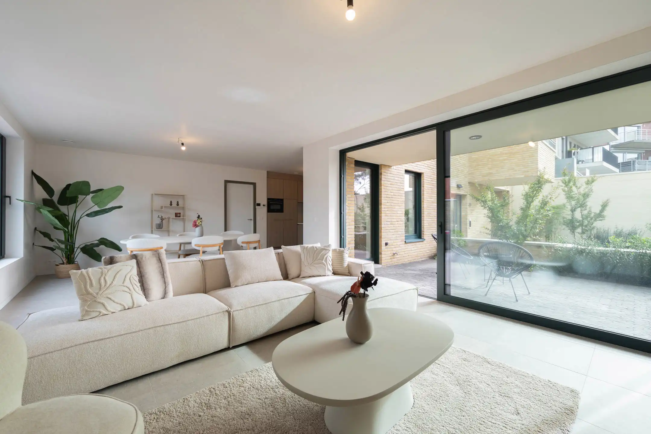 BRASSCHAAT - Modernistische, groene oase in hartje Brasschaat foto 2