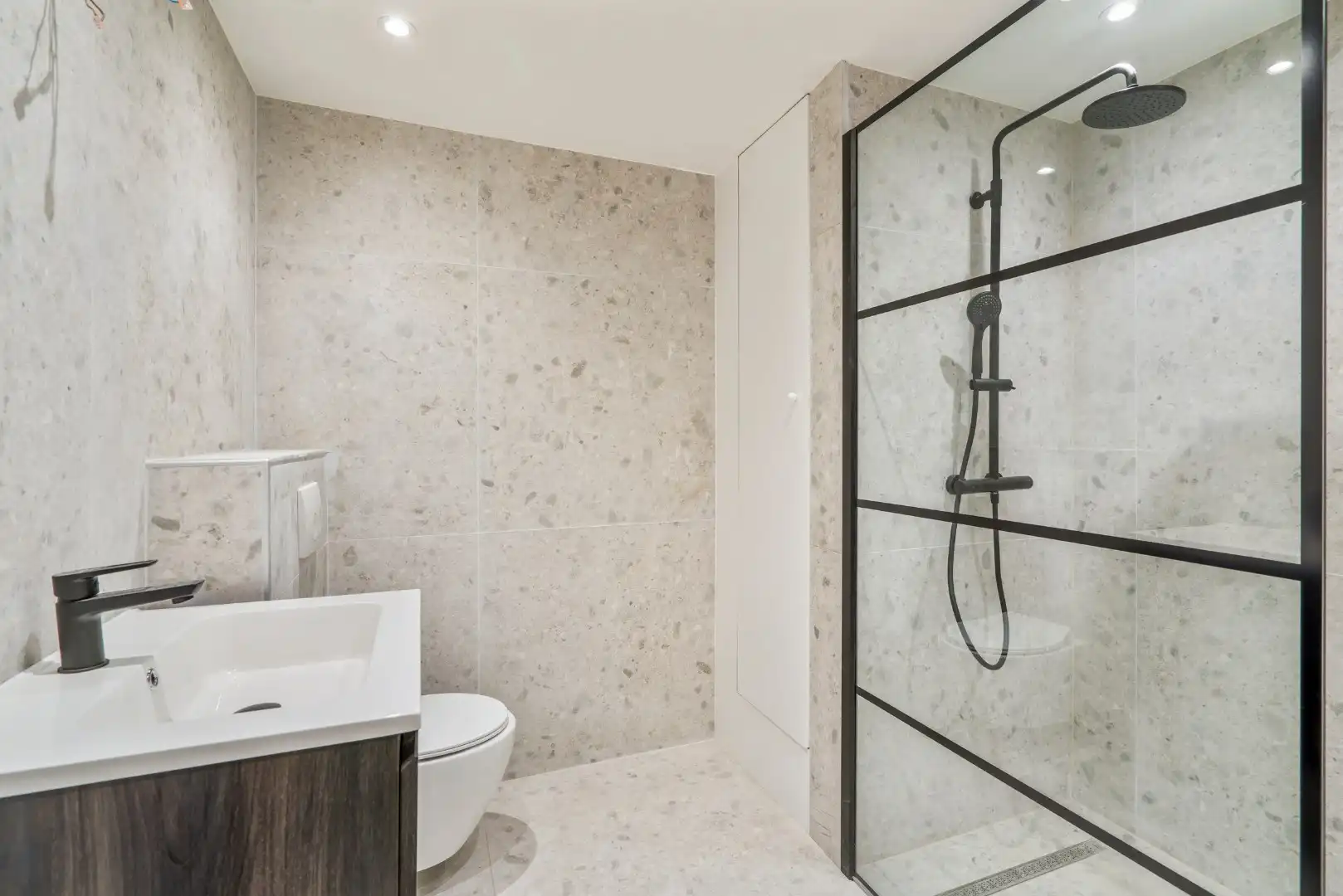 Prachtige luxueus gerenoveerd appartement op het eerste verdiep! foto 17