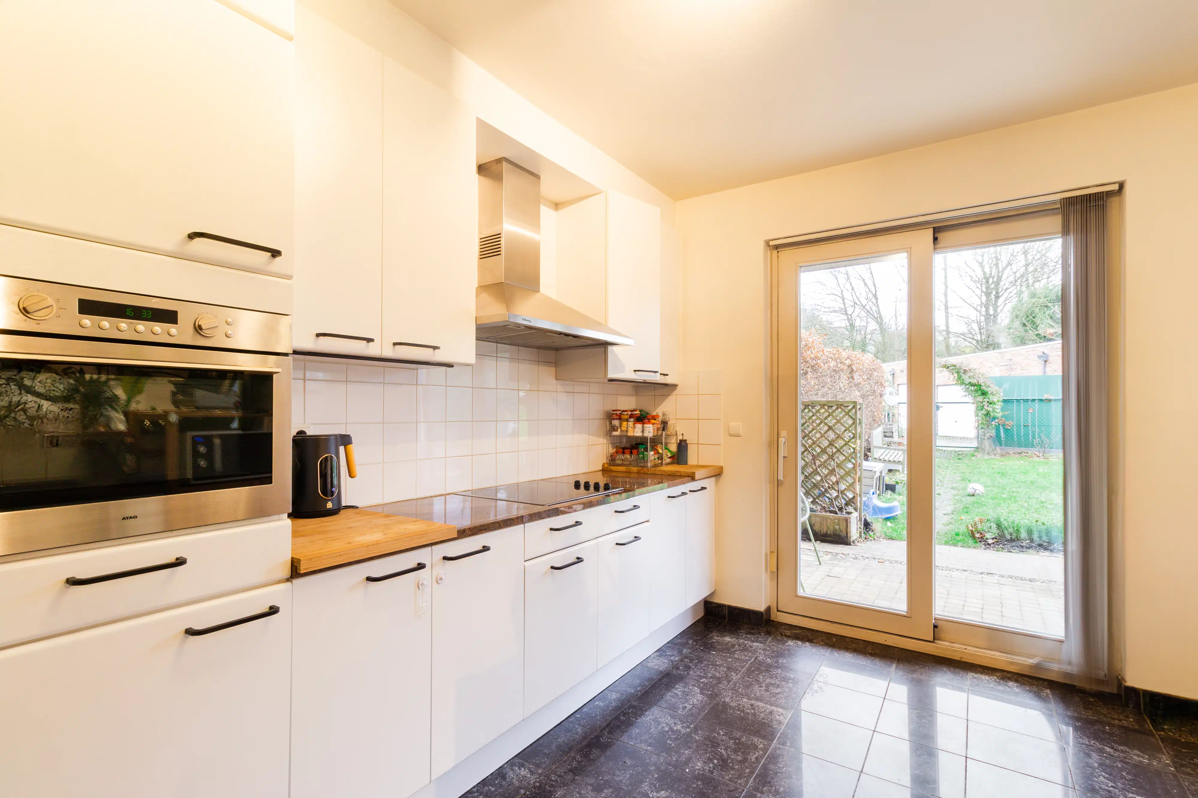 Gelijkvloers appartement met grote tuin en garage foto 8