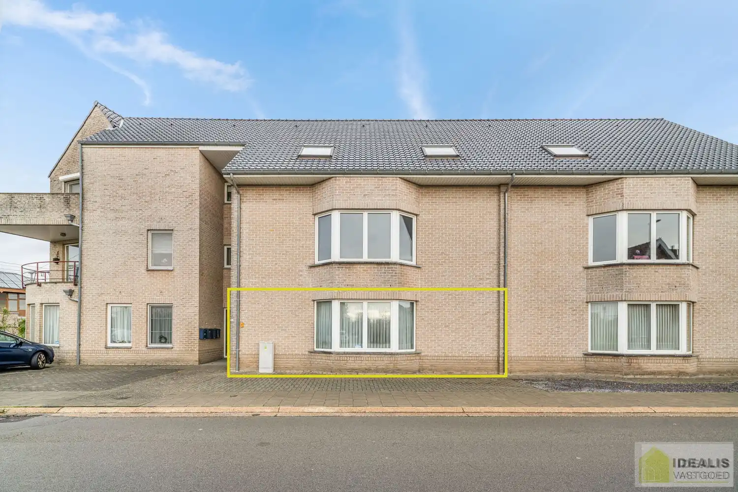 IDEALIS VASTGOED – INSTAPKLAAR GELIJKVLOERS APPARTEMENT MET LICHTRIJKE LEEFRUIMTE,  RUIME OPEN KEUKEN, BADKAMER, SLAAPKAMER EN AUTOSTAANPLAATS OP EEN GUNSTIGE LOCATIE NABIJ HET CENTRUM VAN PELT! foto {{pictureIndex}}