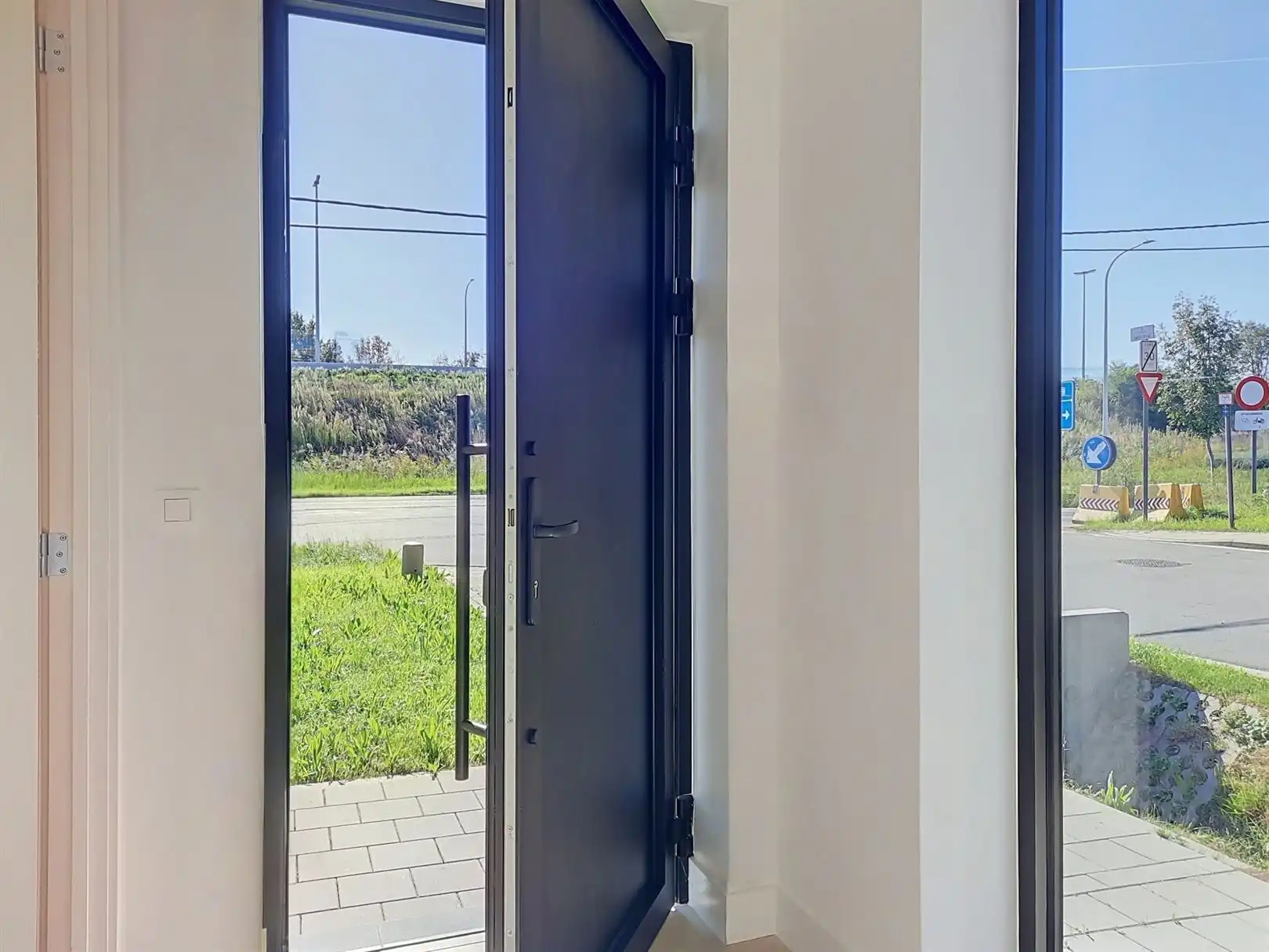 Luxueuze nieuwbouw villa met grote tuin, 2 autostaanplaatsen en 12 zonnepanelen foto 3