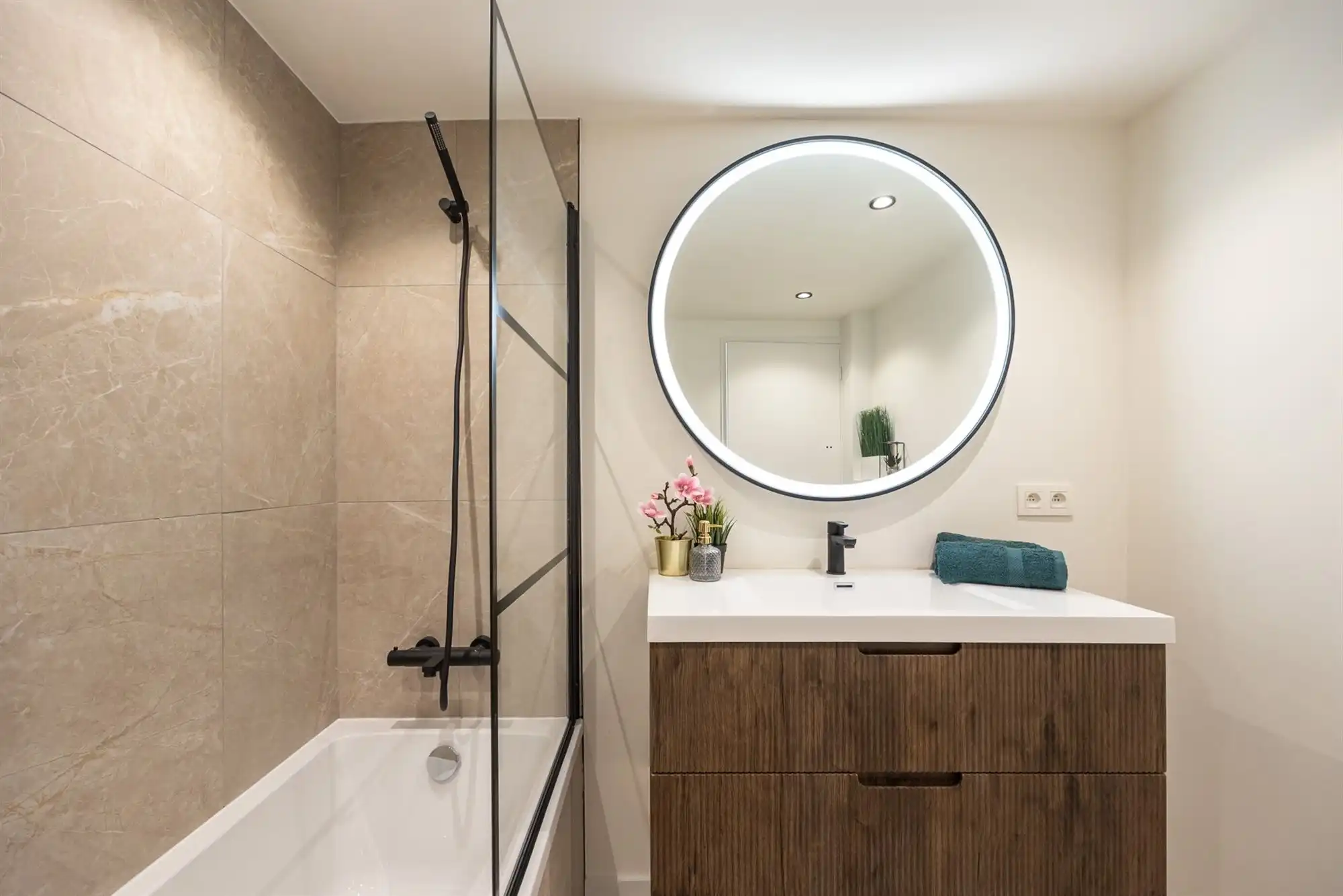 Volledig gerenov. app. met 2 slpkmrs. en terras te Pulhof foto 10