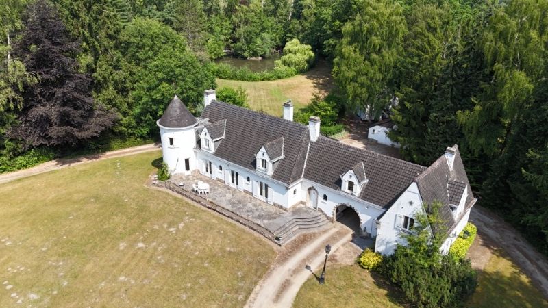 Kasteelvilla met bijgebouw op uniek domein 1 hectare 71 are met grote vijver foto 2
