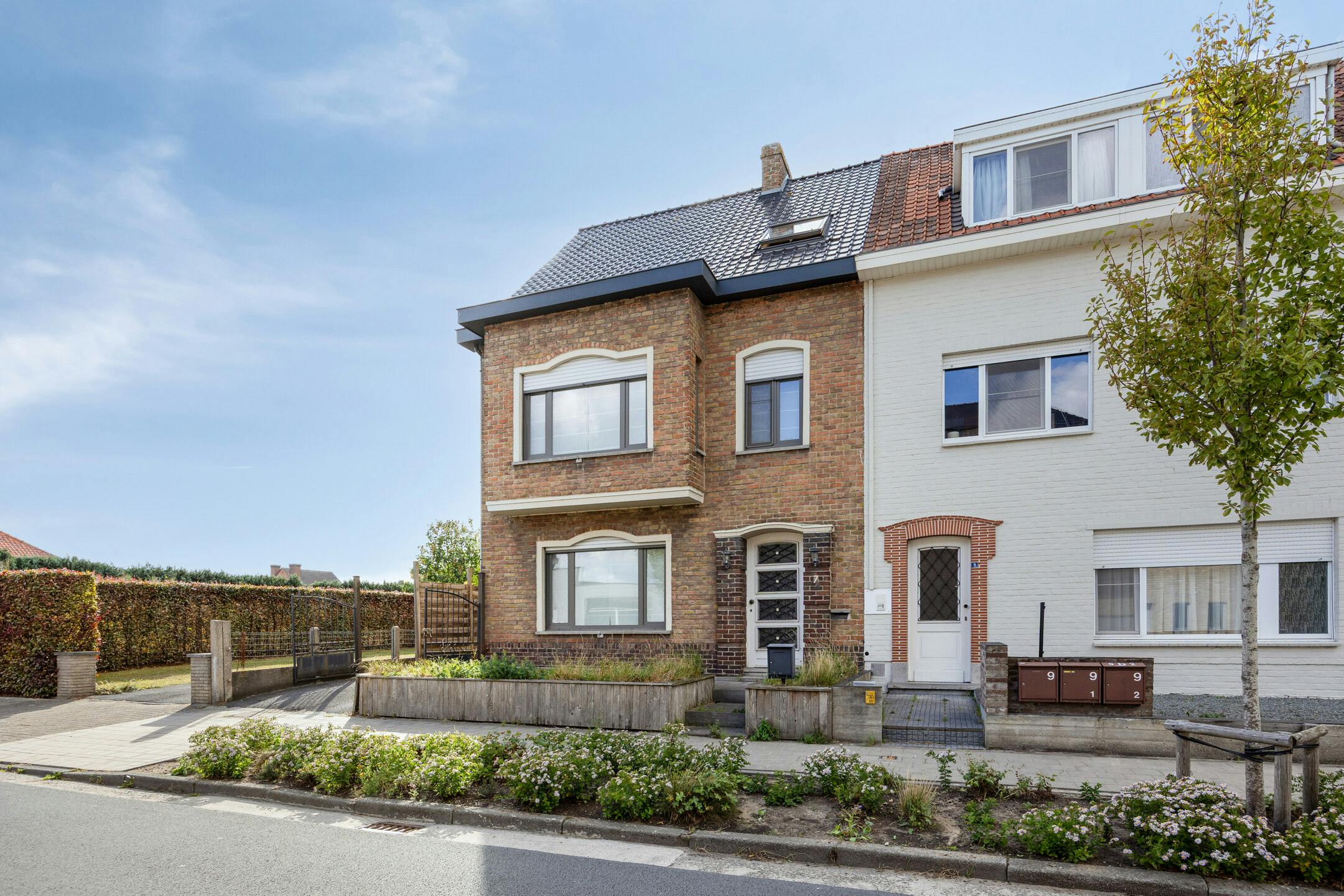 Ruim halfopen huis met 3 slaapkamers te koop in Eeklo foto {{pictureIndex}}