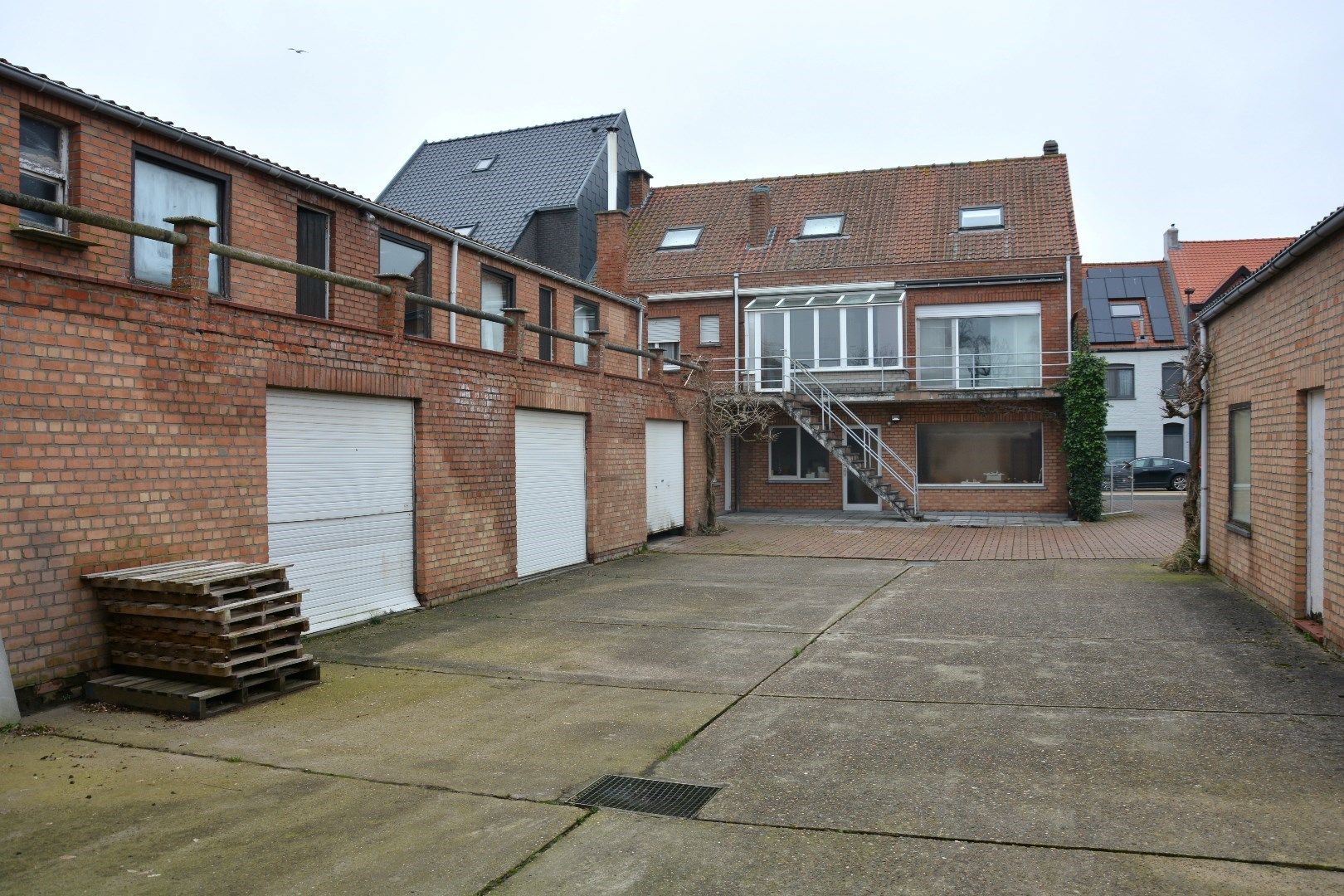 Ruime op te frissen woning met garages en opslagruimte op een uitstekende locatie in centrum Oudenburg foto 5