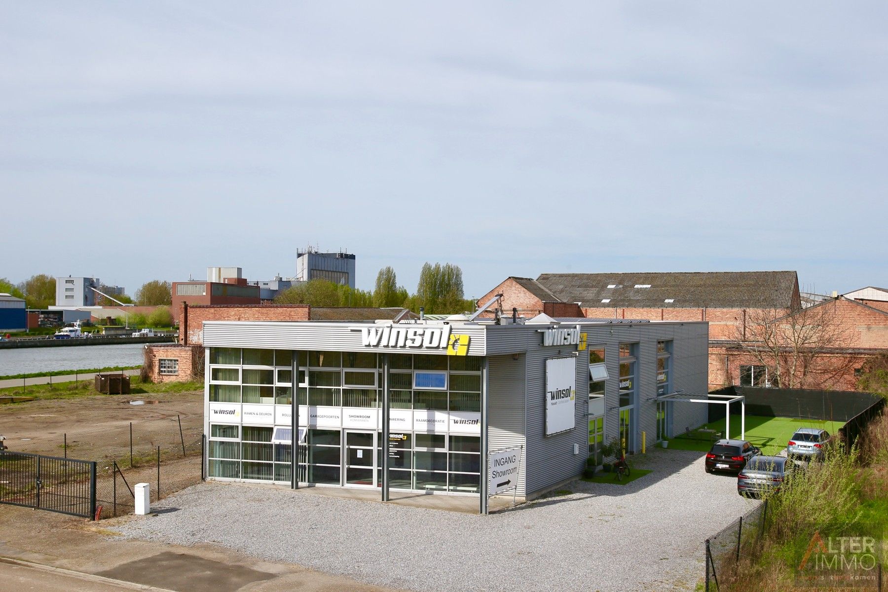 Buitenkans! Bedrijfspand (376m2) met een ruim, bovenliggend appartement (142m2) op toplocatie met uitzonderlijke visibiliteit te Hasselt. foto 1