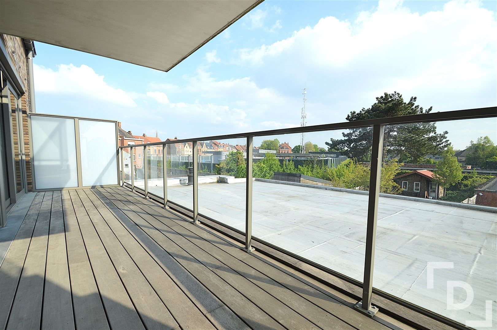 Recent appartement met ruim terras en garage te huur in Ieper. foto 15