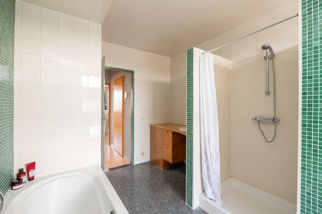 Ruime woning met inpandige garage en tuin foto 15