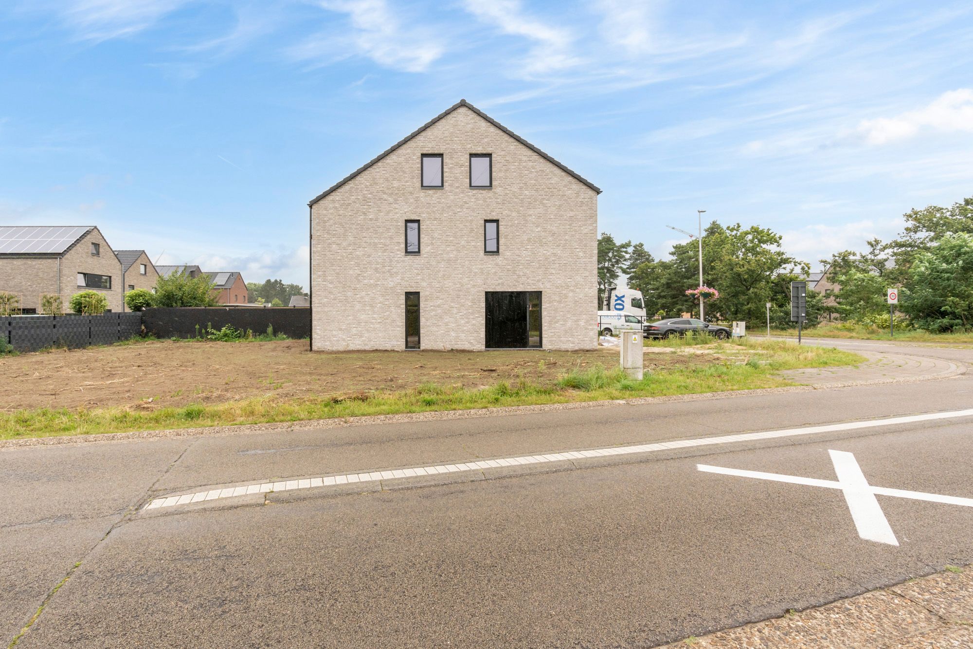 IDEALIS VASTGOED - ROYALE CASCO-WONING MET EEN HEERLIJK LICHTRIJKE WOONKAMER MET OPEN KEUKEN EN AANSLUITEND DE BERGPLAATS, 3 SLAAPKAMERS (MEER MOGELIJK), EEN RUIME BADKAMER EN RUIME 2DE VERDIEPING OP KNAP HOEKPERCEEL VAN +- 5A 54CA! foto 10