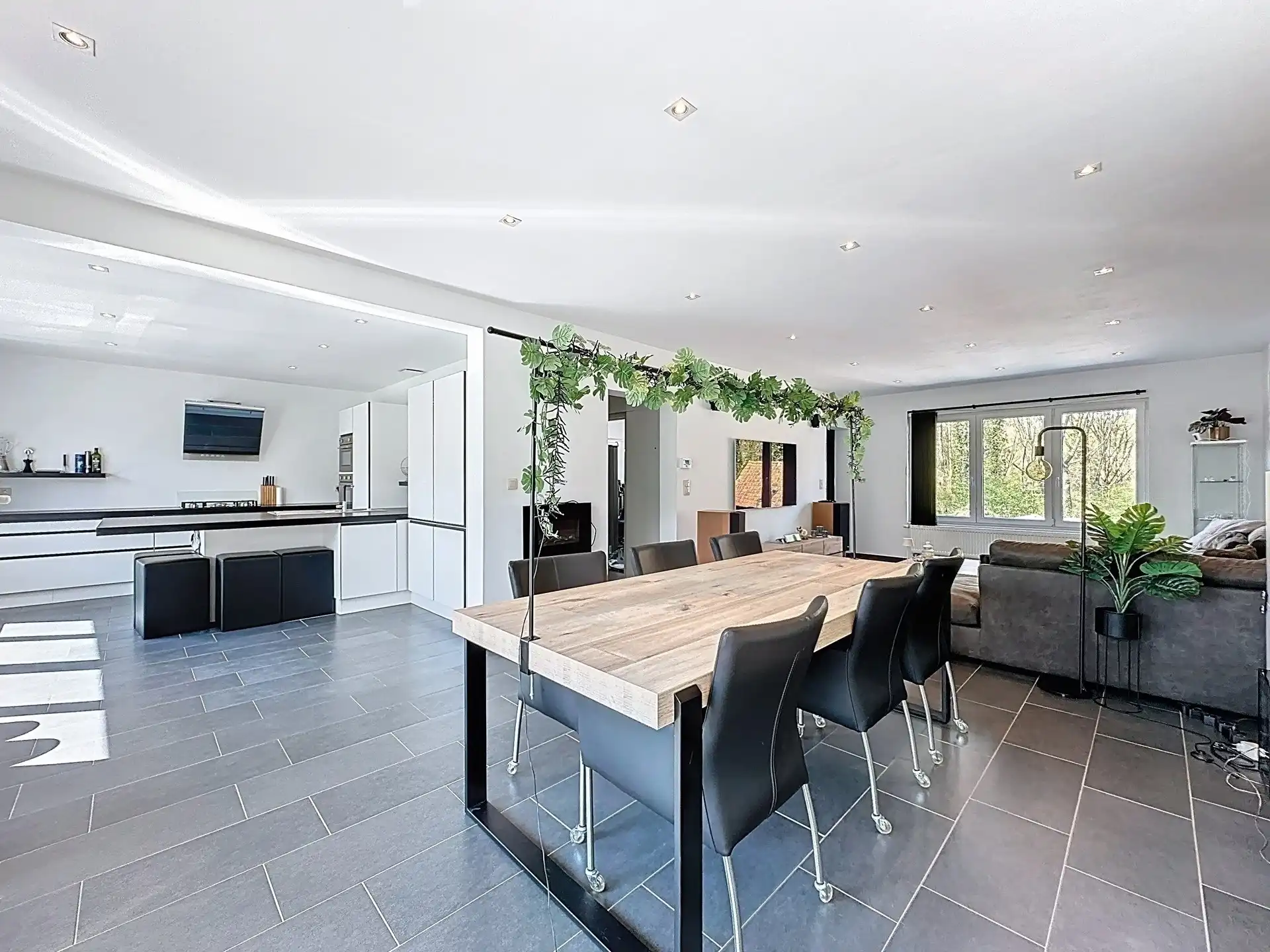 Gezinswoning met praktijk en 5 slaapkamers in Belsele foto {{pictureIndex}}