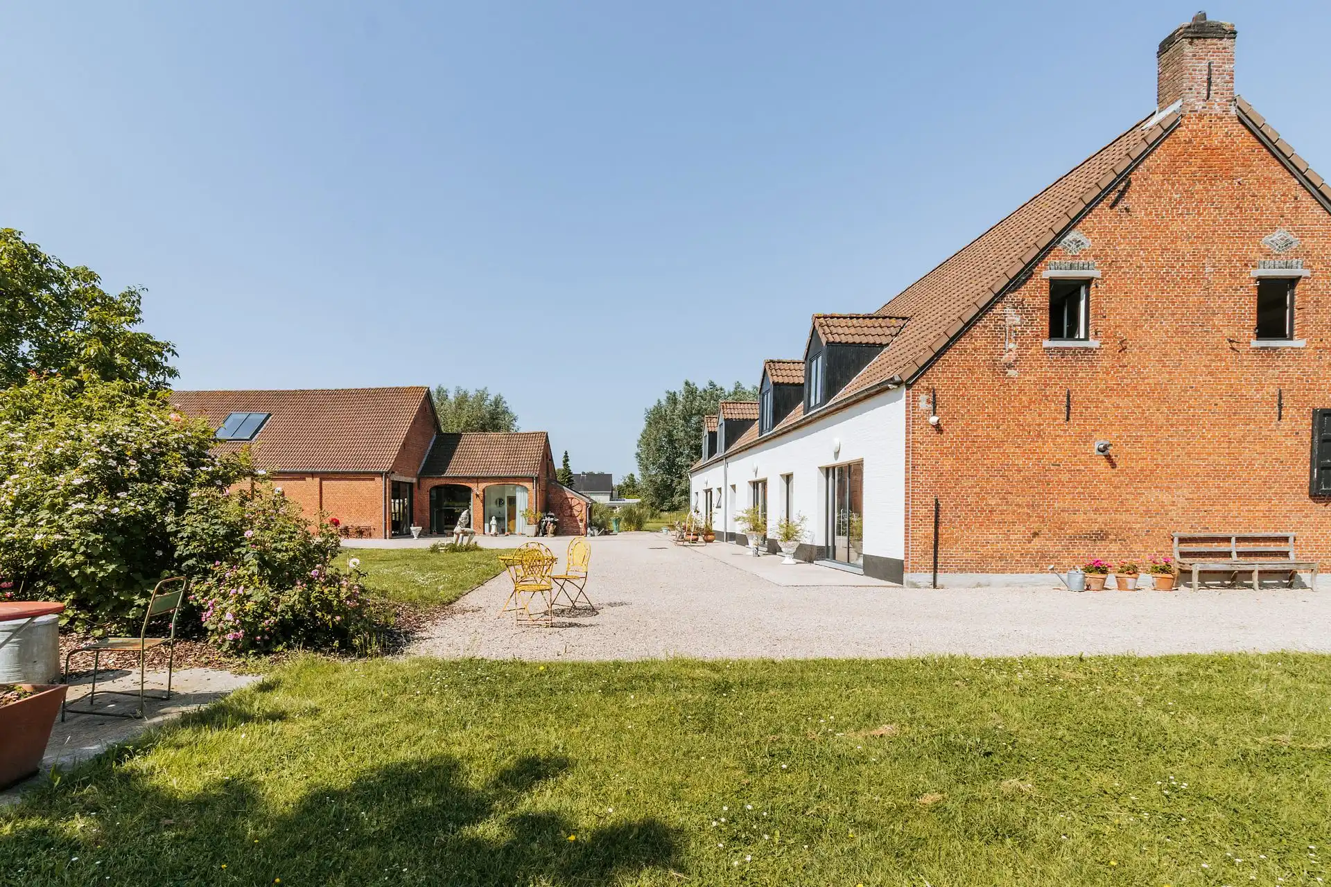 Uniek landgoed met hoeve, atelier, gastenverblijf en stallen foto 4
