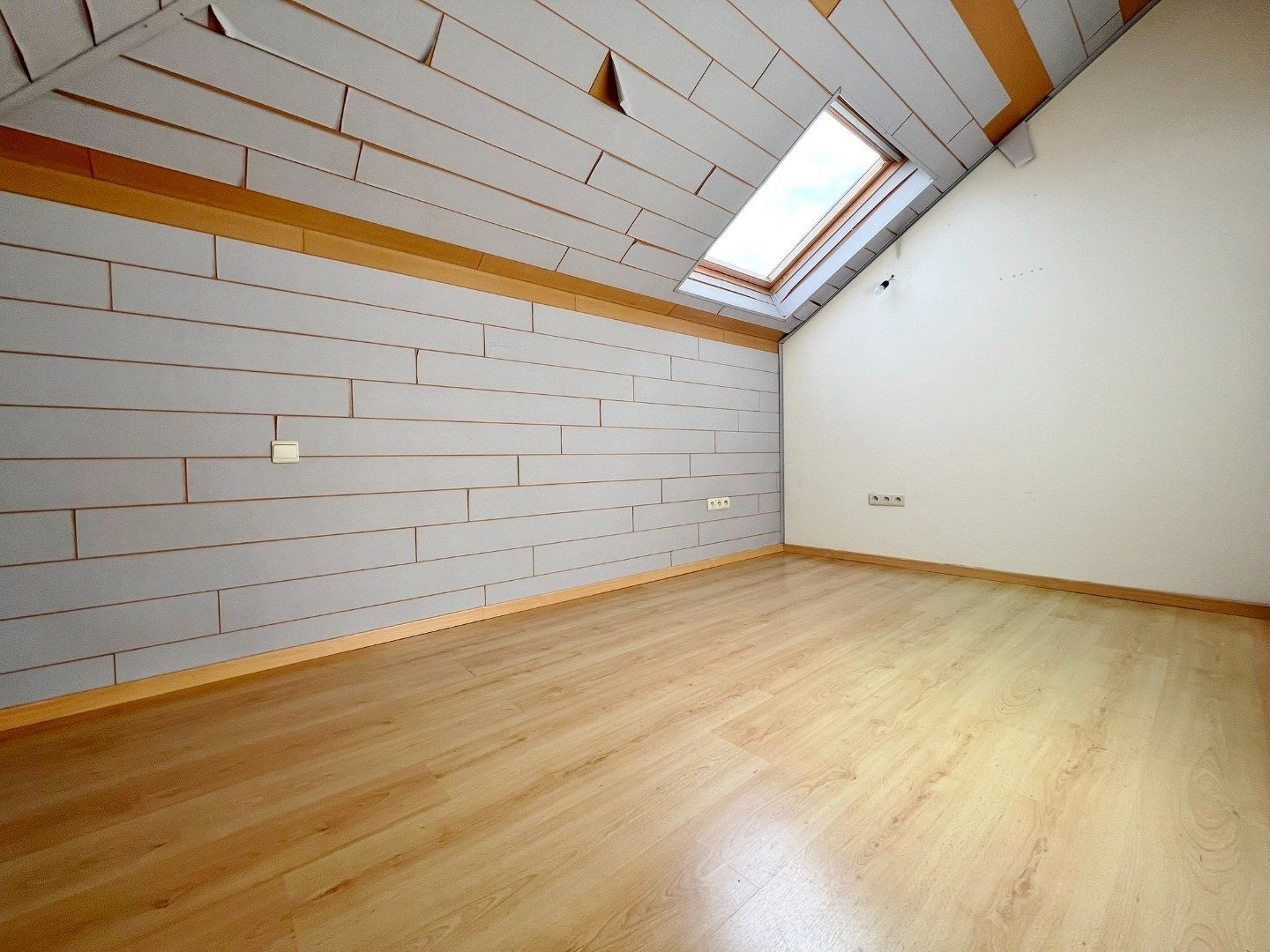 Goed onderhouden villa met grote tuin en twee garages op centrale ligging.   foto 21