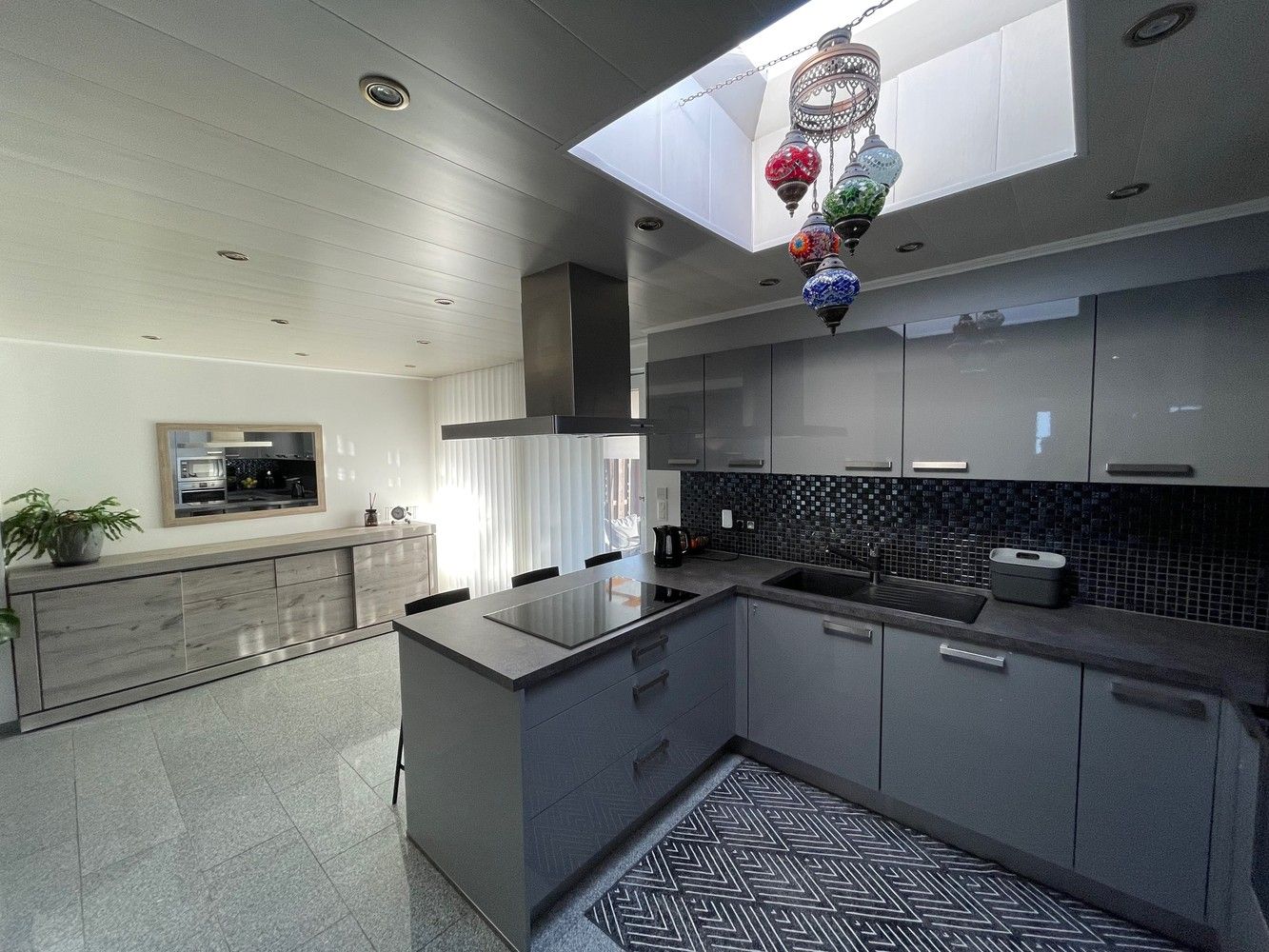 Genk, Kraaistraat 11 – Volledig gerenoveerde en energiezuinige (EPC B) rijwoning met 3 slaapkamers, terras en tuin gelegen in een rustige woonwijk. foto 7
