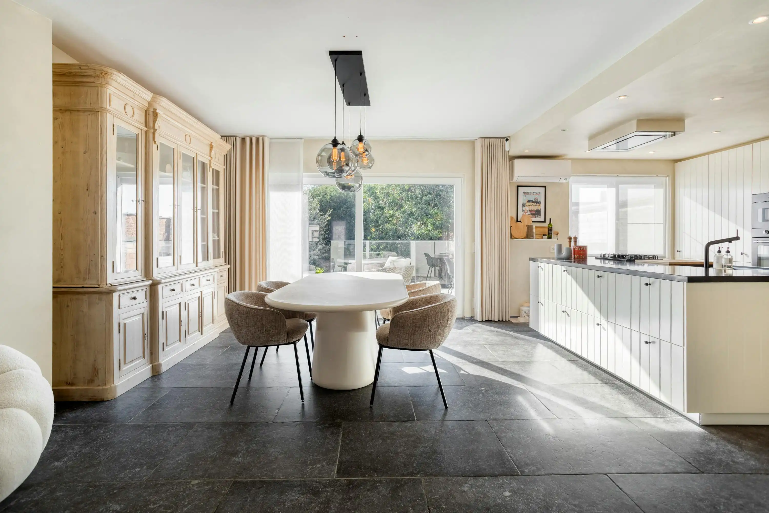 Ruime mooie woning met mogelijkheid tot handel (kapsalon) foto 2