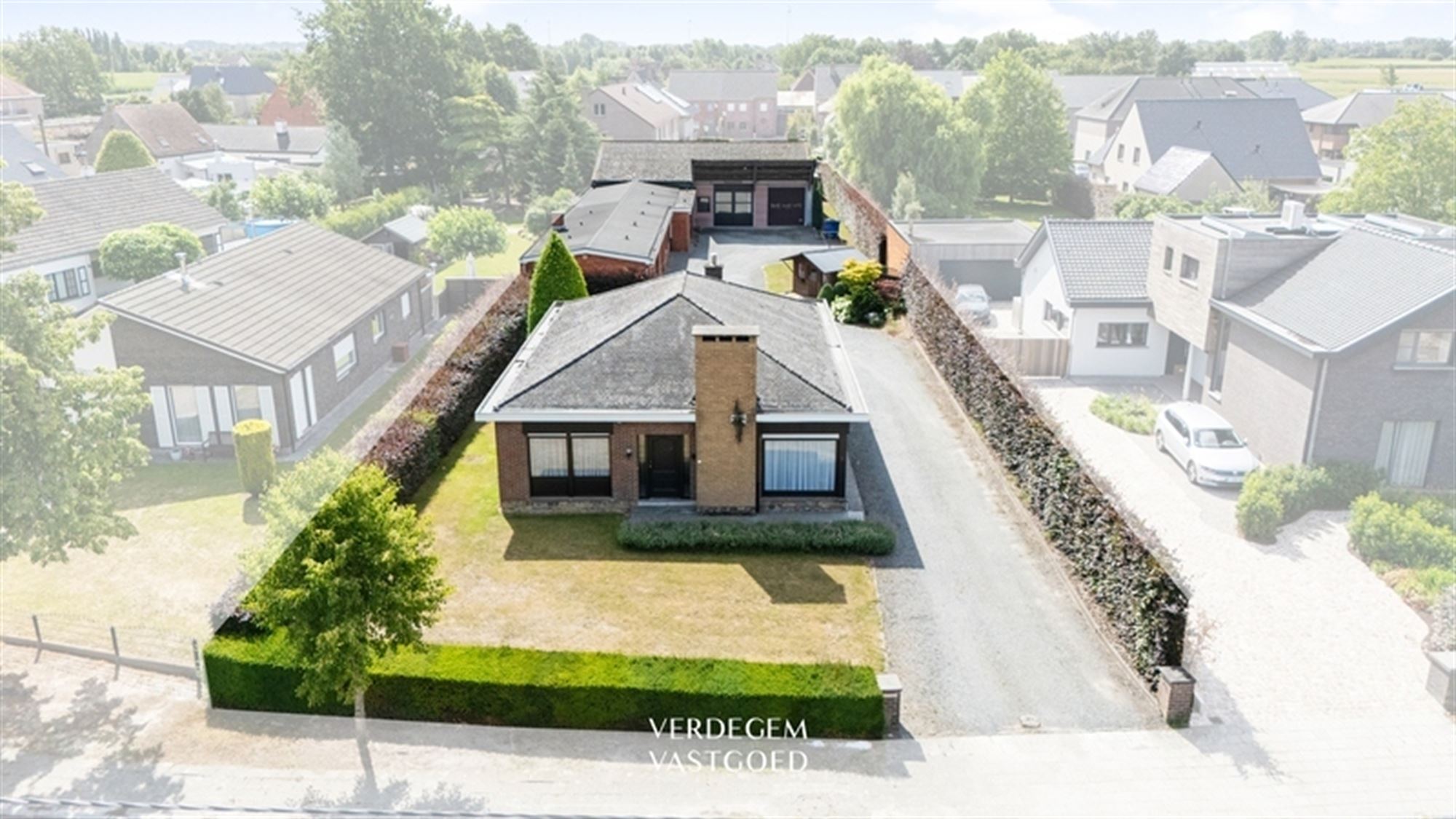 Te renoveren bungalow met magazijn op terrein van 1.826m² foto 2