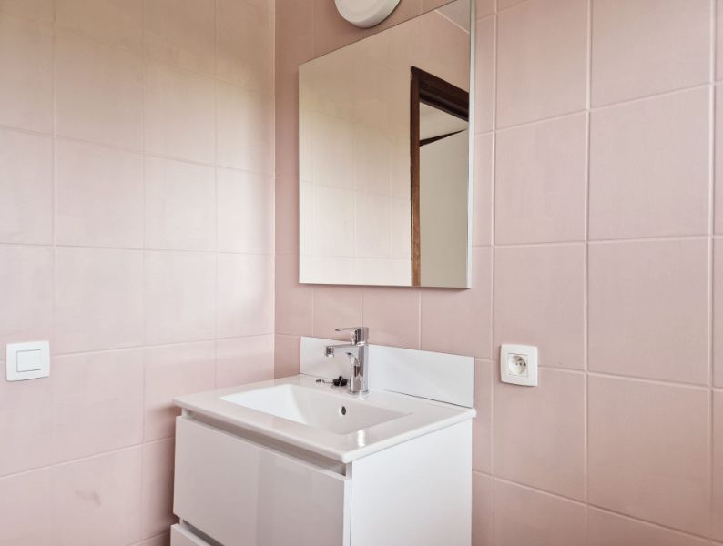 Roeselare-stadskern. Naast het Geytepark is dit vernieuwd twee-slaapkamerappartement gelegen op de tweede verdieping met prachtige zichten. Terras van 8.5m2. VERNIEUWD ! foto 11
