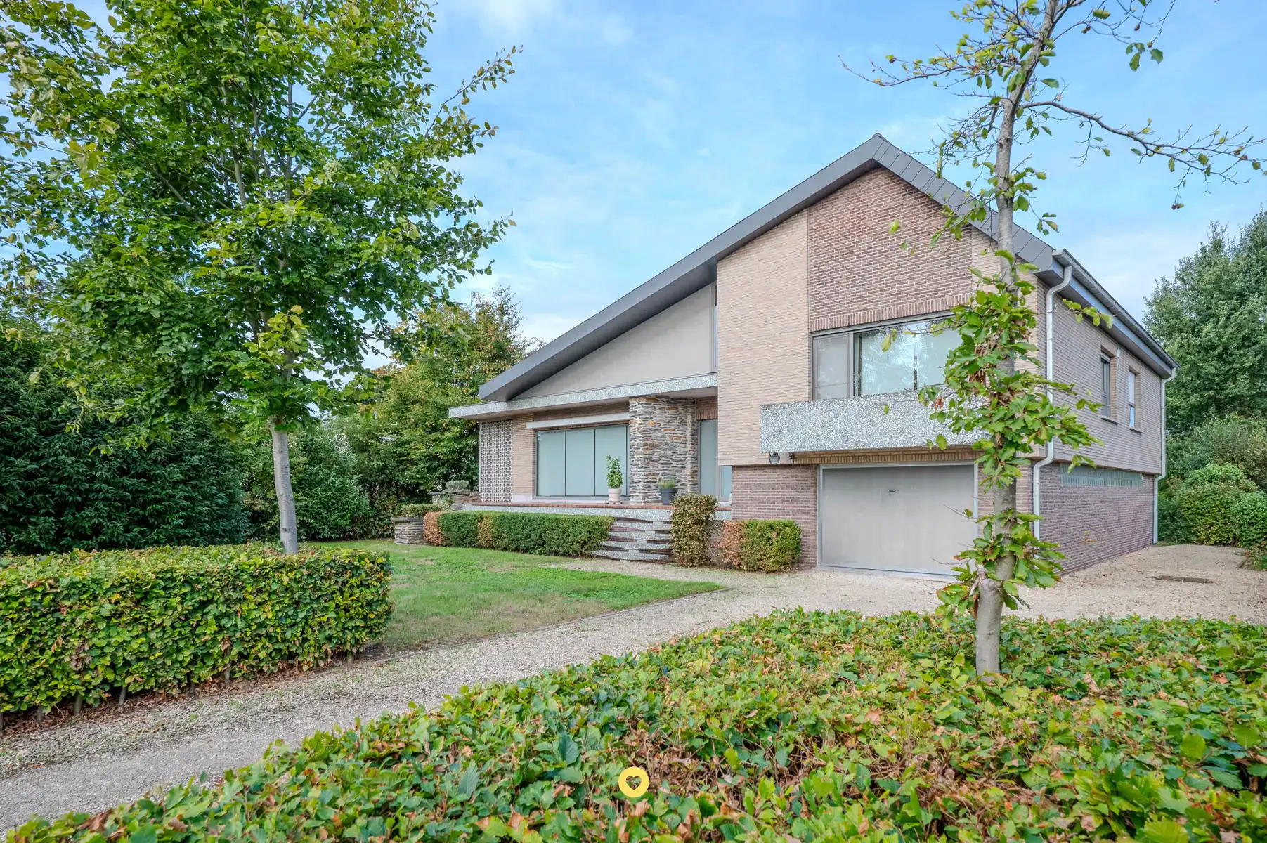 Gerenoveerde 70's villa met 5 slk en 2 bdk op 2000 m2 foto {{pictureIndex}}