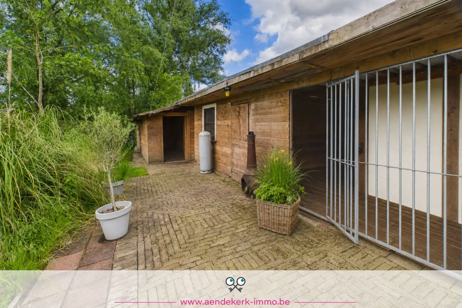 Bijzondere recreatie-eigendom met vijver en bemeubelde chalet te Maaseik foto 11