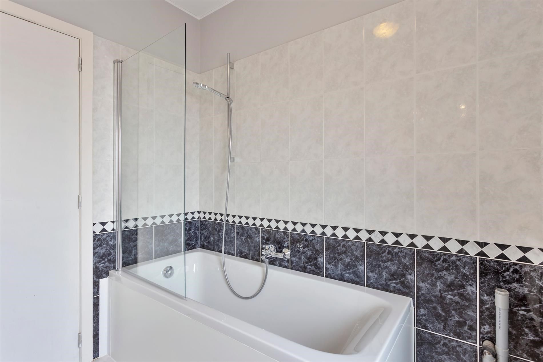 Aangenaam en luchtig appartement met 1 slaapkamer, terras & autostandplaats in ondergrondse garage in hartje Hoeselt foto 18