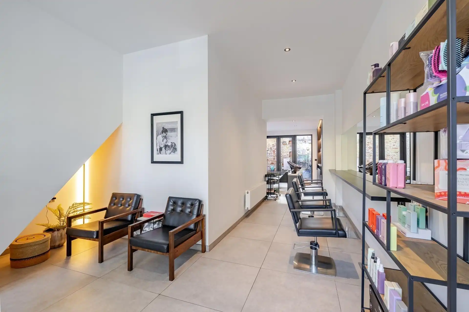 Stijlvol handelspand met kwalitatieve afwerking en charmant appartement met terras foto 5