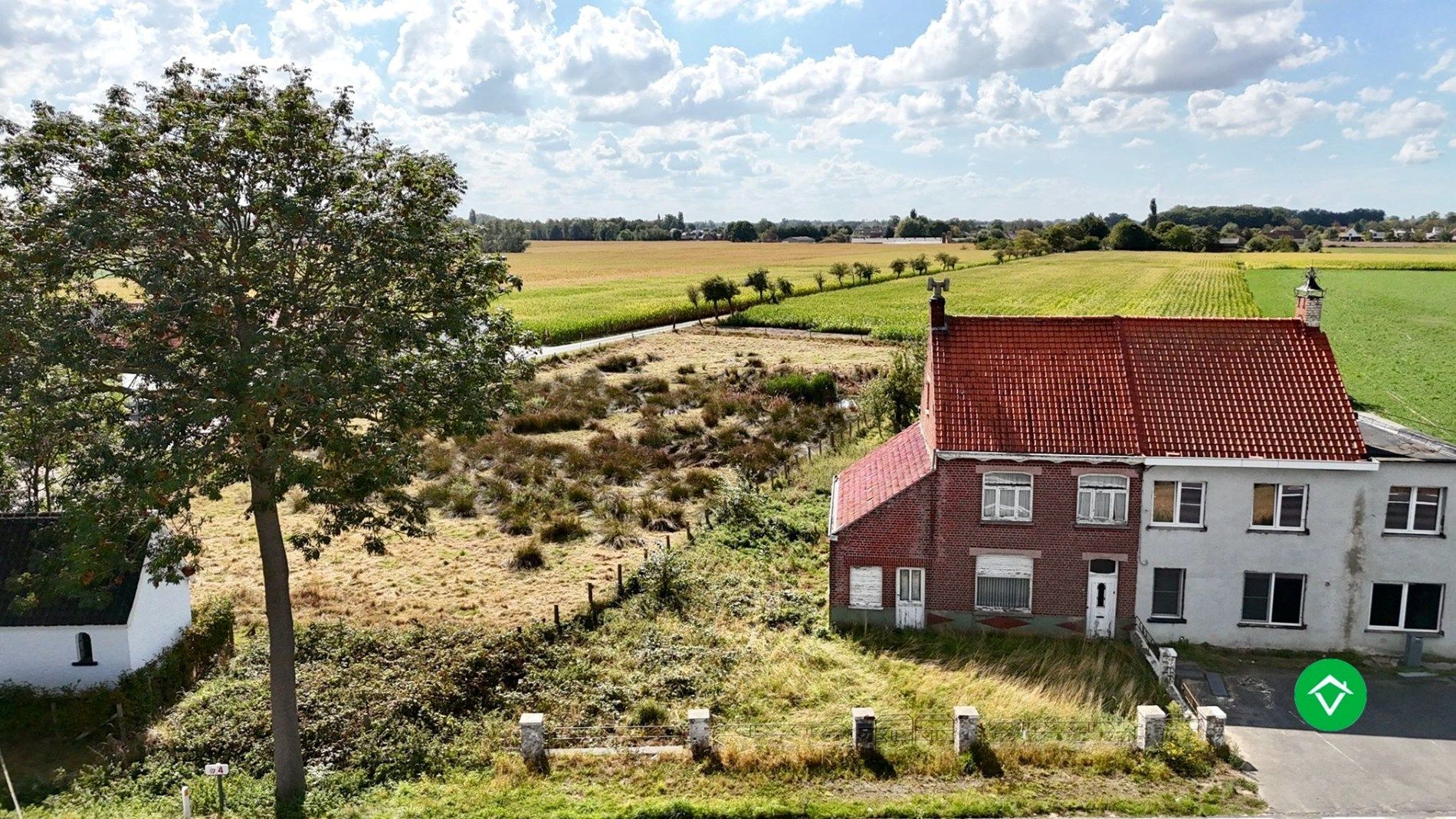 Te renoveren of te slopen woning op ruim perceel van 854 m² in Ichtegem - ideale opportuniteit voor wie wil bouwen of renoveren in een landelijke omgeving. foto 4