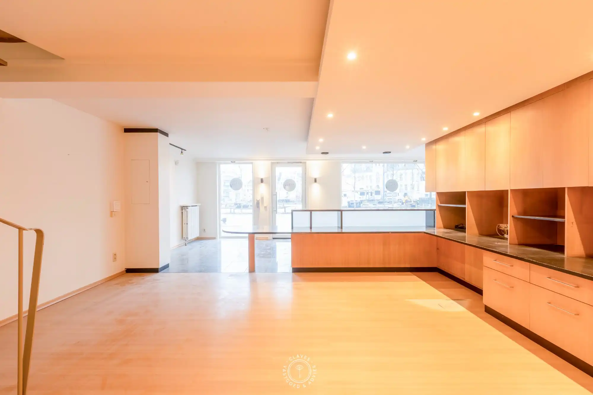 Centraal gelegen handelspand / kantoor met zicht op de Grote Markt foto 6