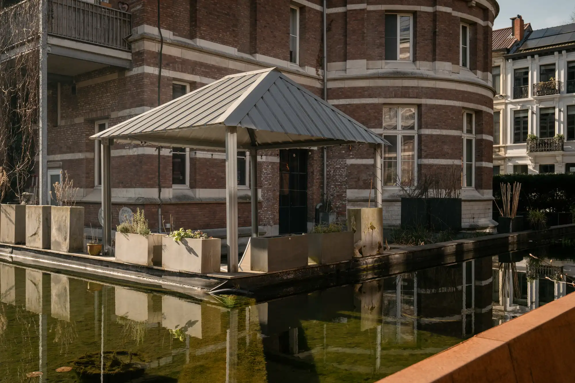 Doornroosje en Zillion in één sprookje: er was eens een appartement met een vijver in een kasteel. foto 22