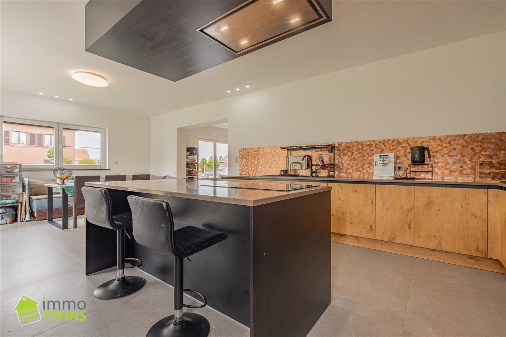 Instapklare gezinswoning  met 5 slaapkamers en een ruime zonnige tuin. foto 8