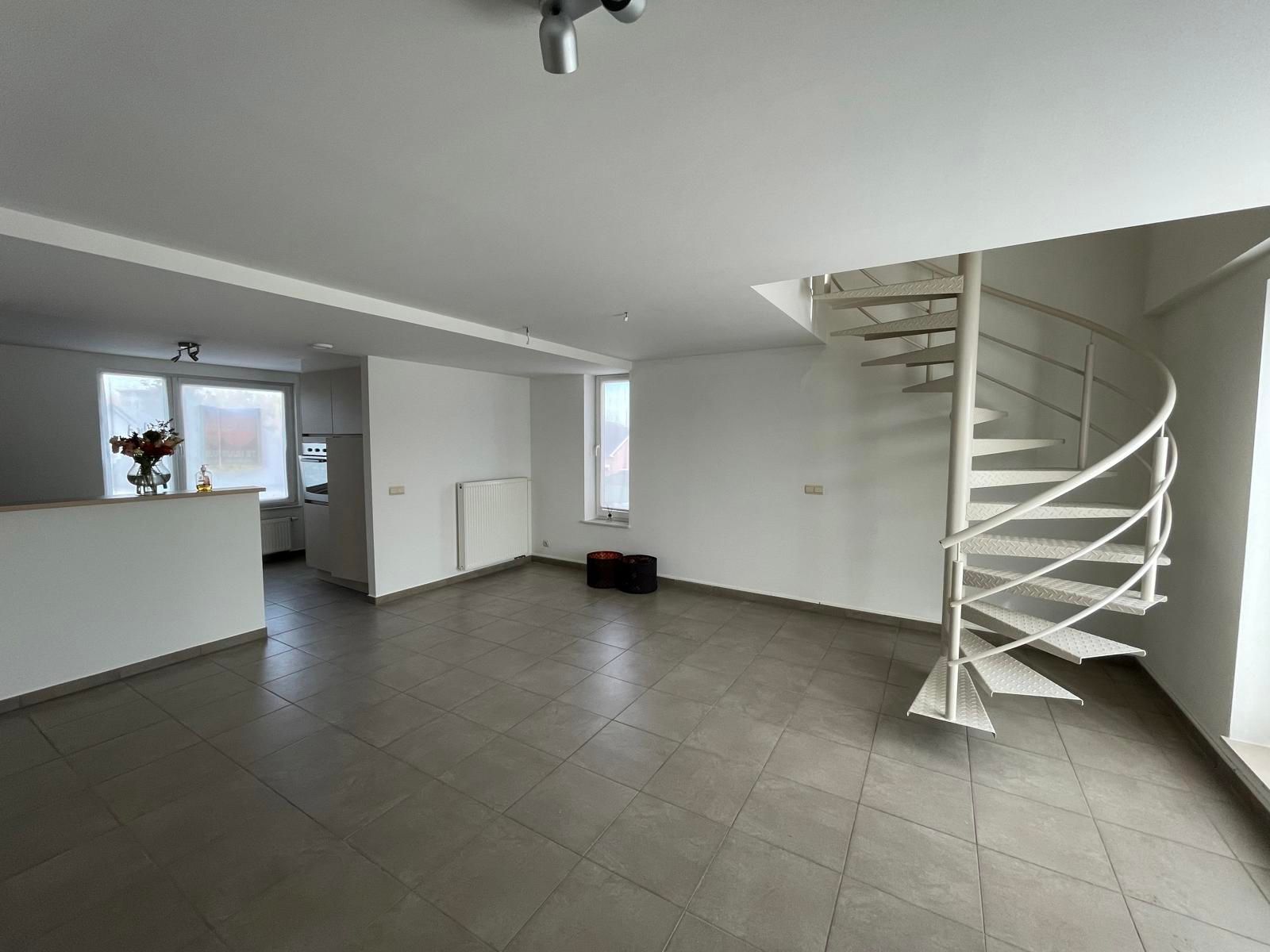 ERONDEGEM - Gerenoveerd duplexappartement met ruim terras. foto {{pictureIndex}}