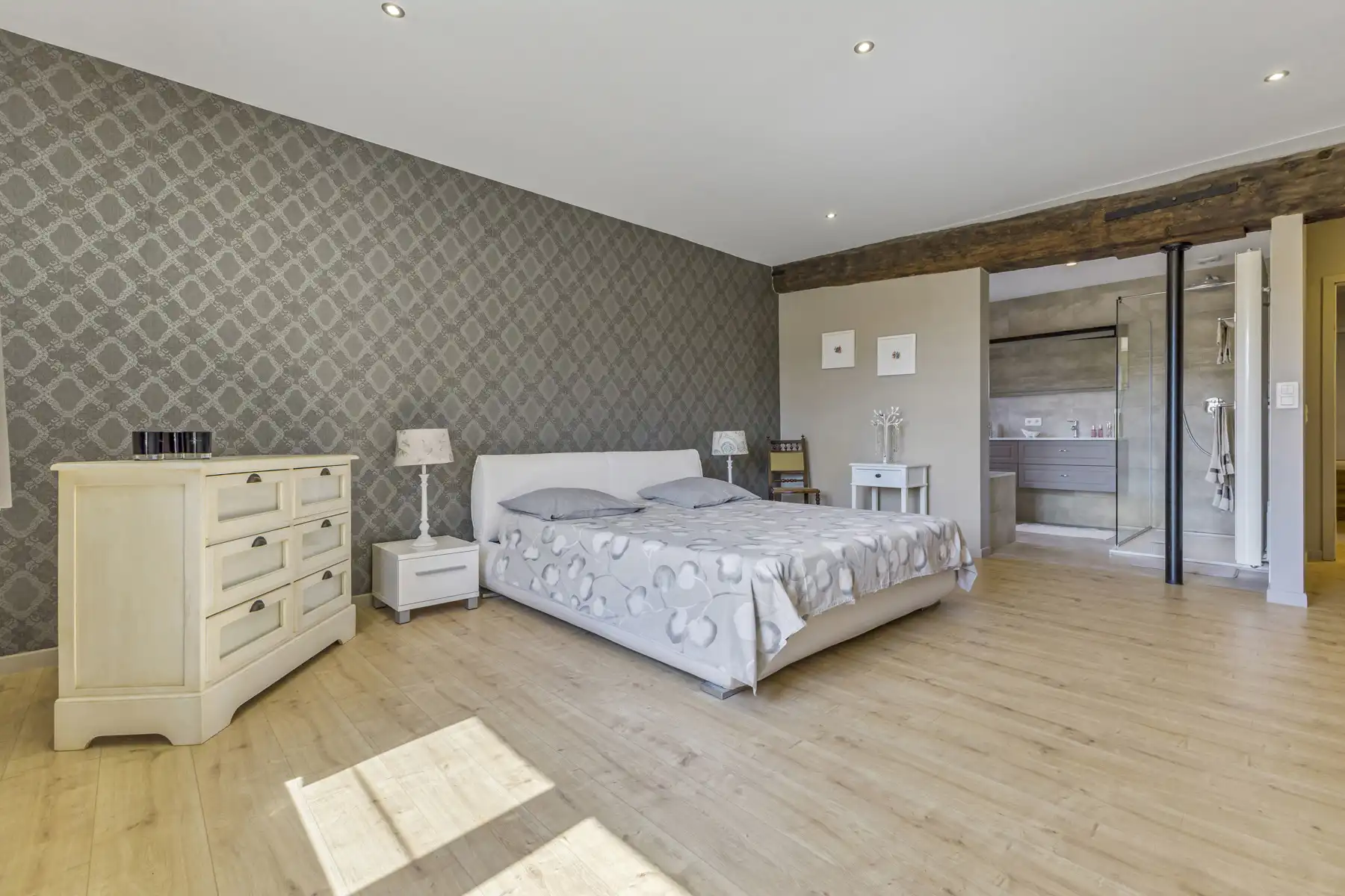 Ruime karakterwoning met 6 kamers, 3 badkamers en tuin foto 11