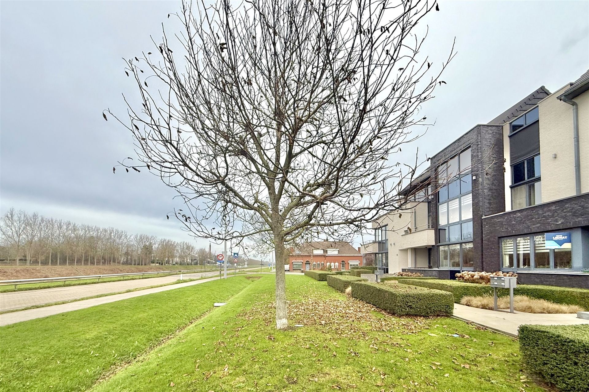 Knap gelijkvloers 2 slpk, terras & garage foto 24