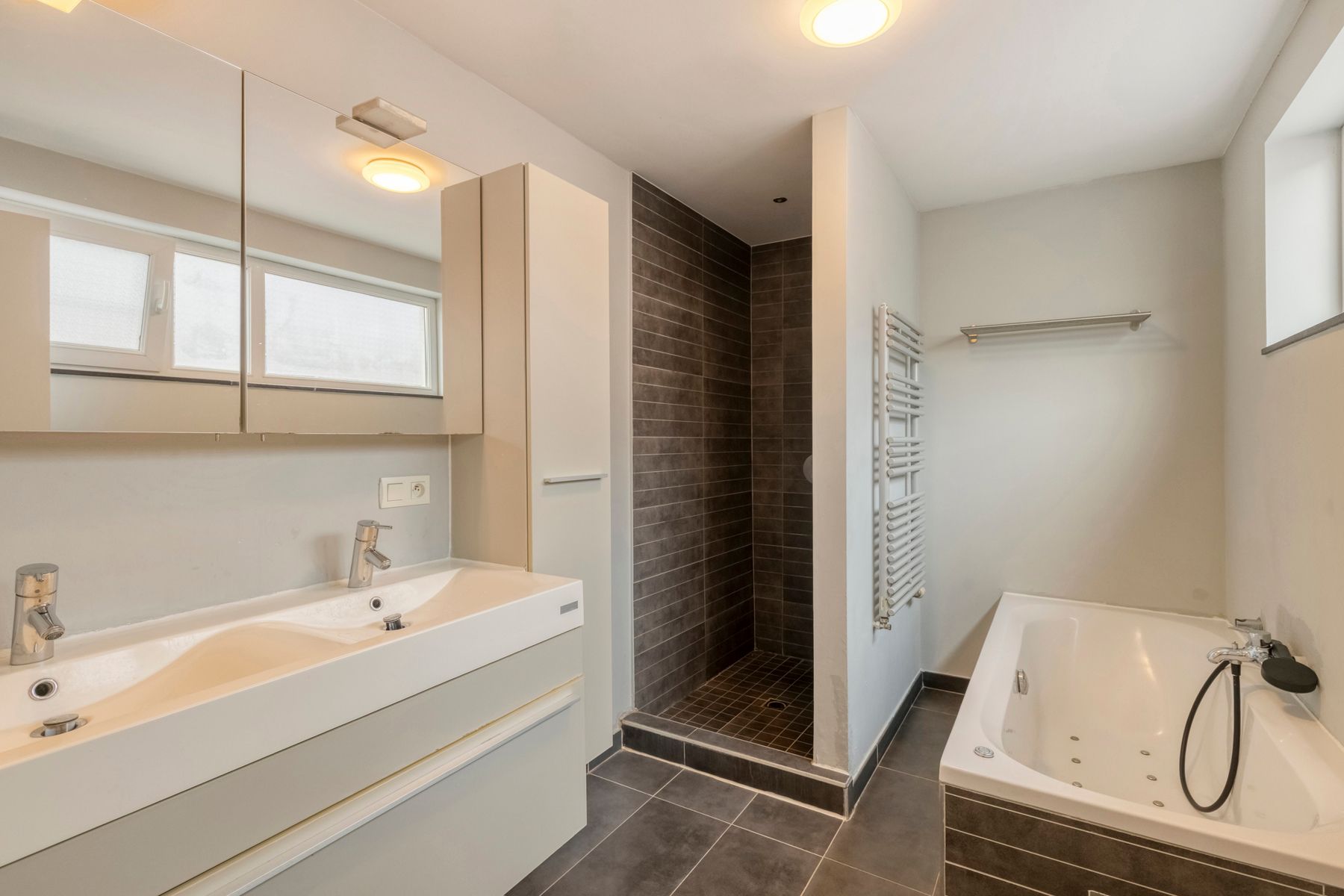 Ruime woning met 3 slaapkamers foto 9