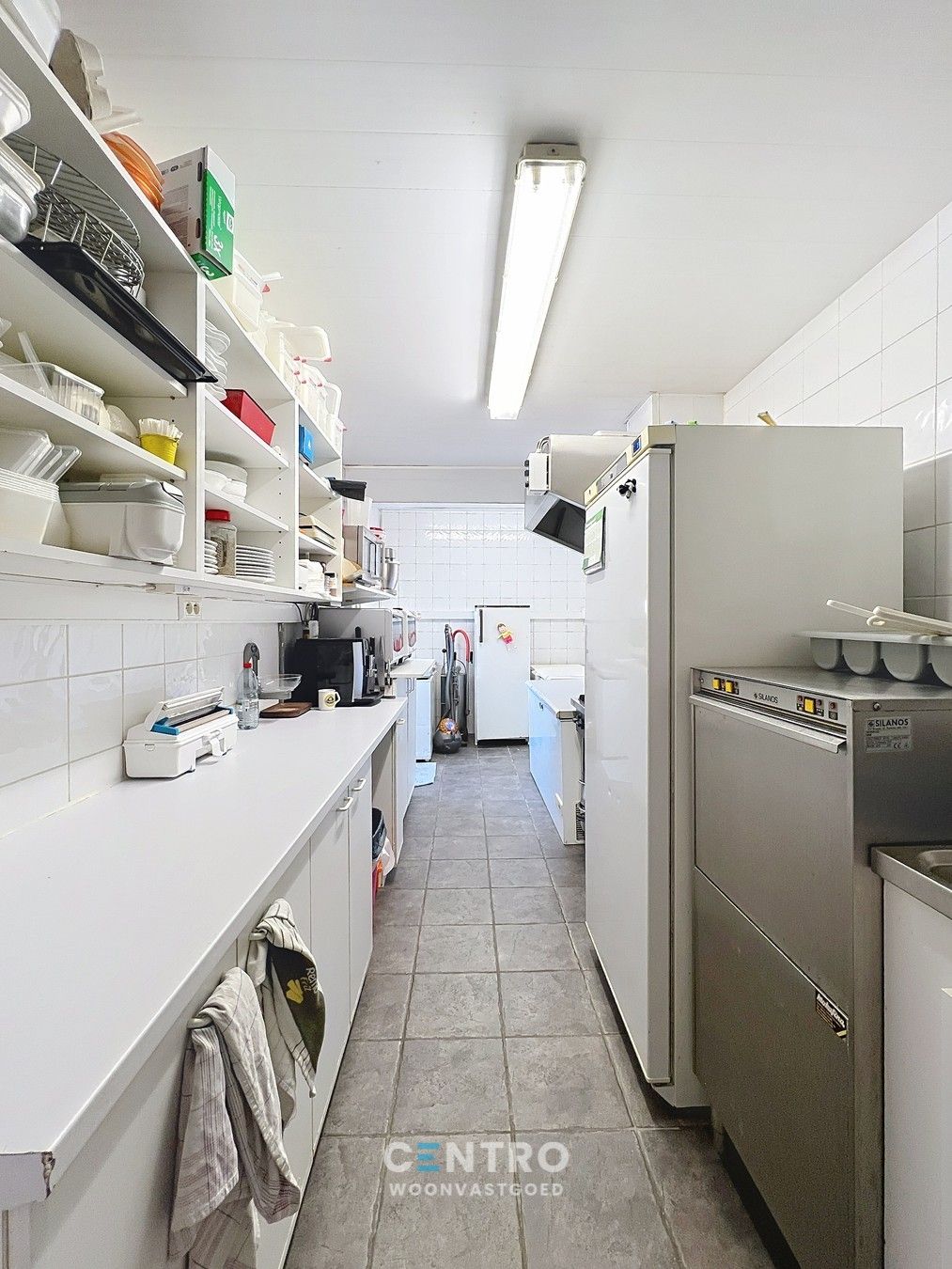 Woning met commerciële ruimte (eenvoudig om te vormen naar ruime leefruimte), 240m² bewoonbaar, extra tuinbergingen en DUBBELE garage te Torhout. foto 18