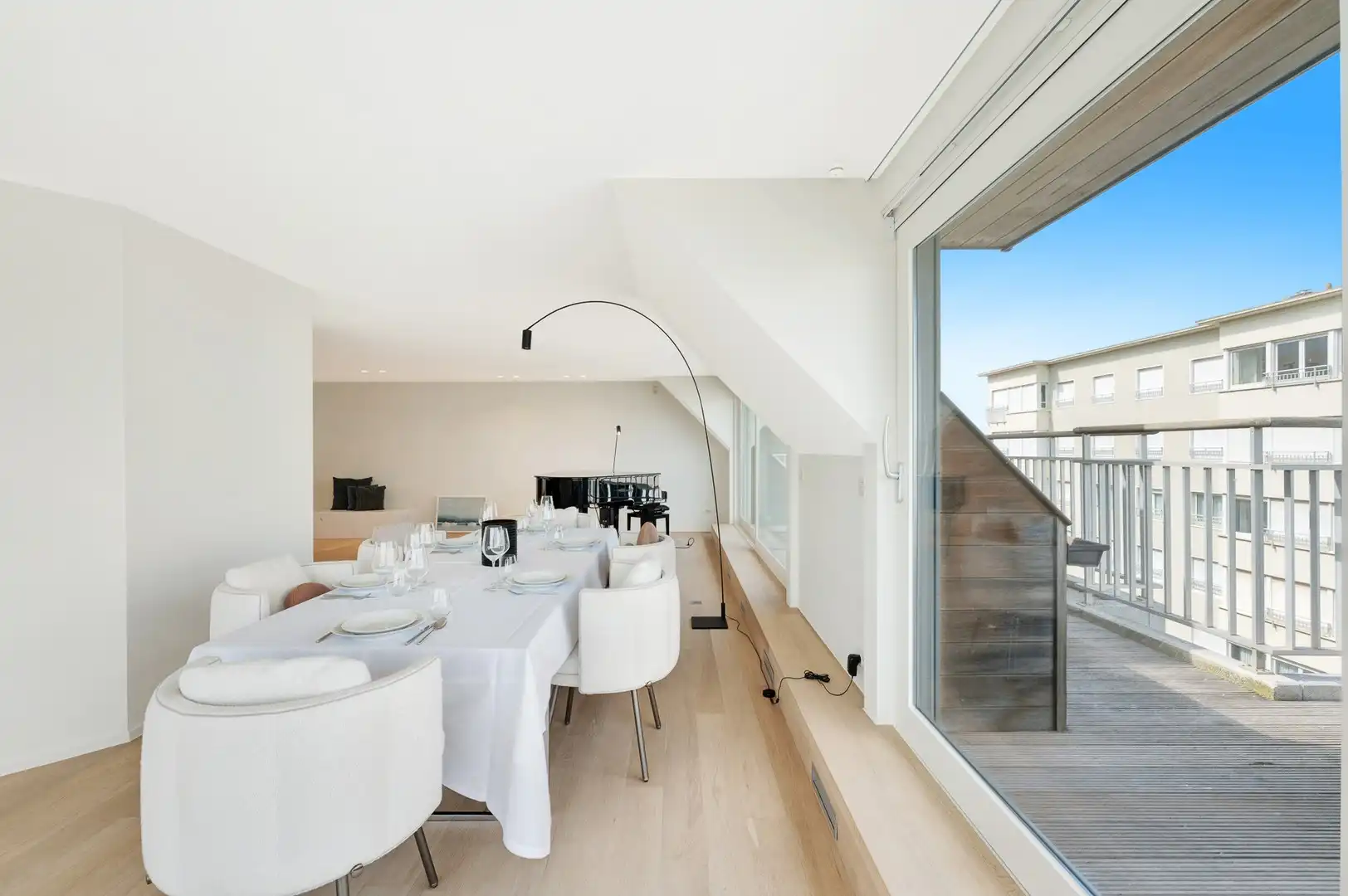 Sublieme zonnige penthouse met ruime terrassen en zijdelings zeezicht. foto 8