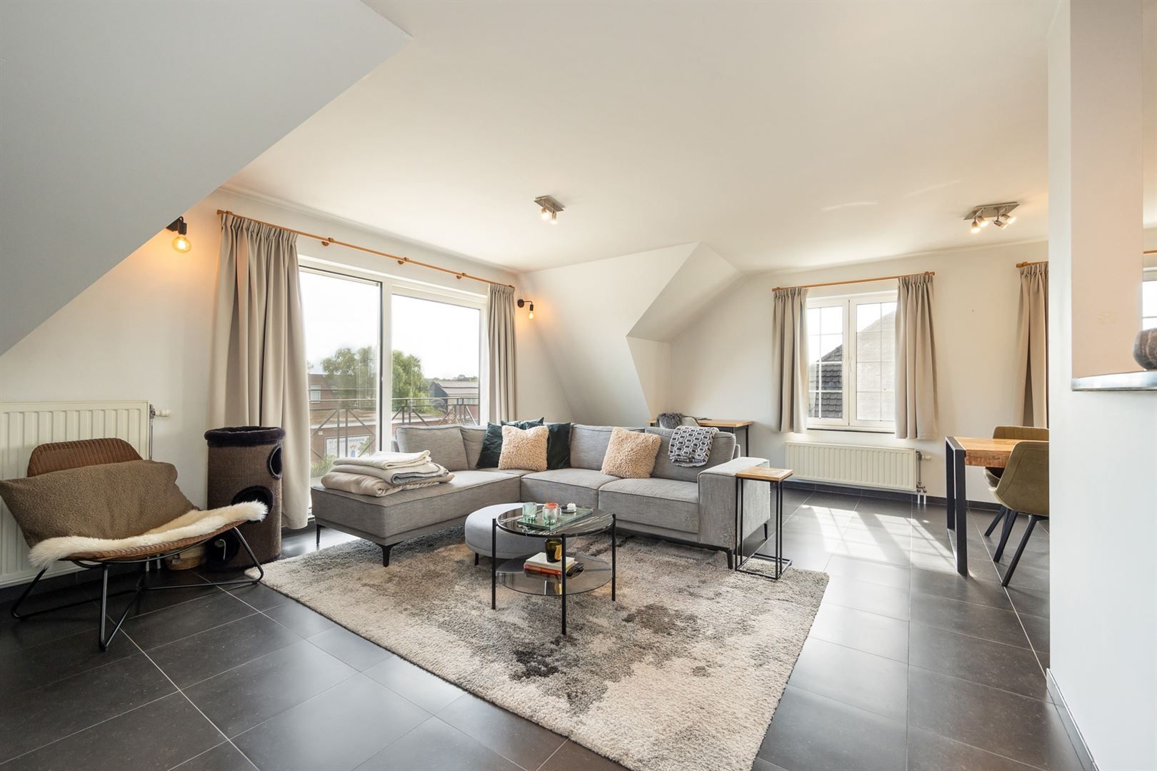 Lichtrijk penthouse met terras, zolder en dubbele garagebox. foto 2