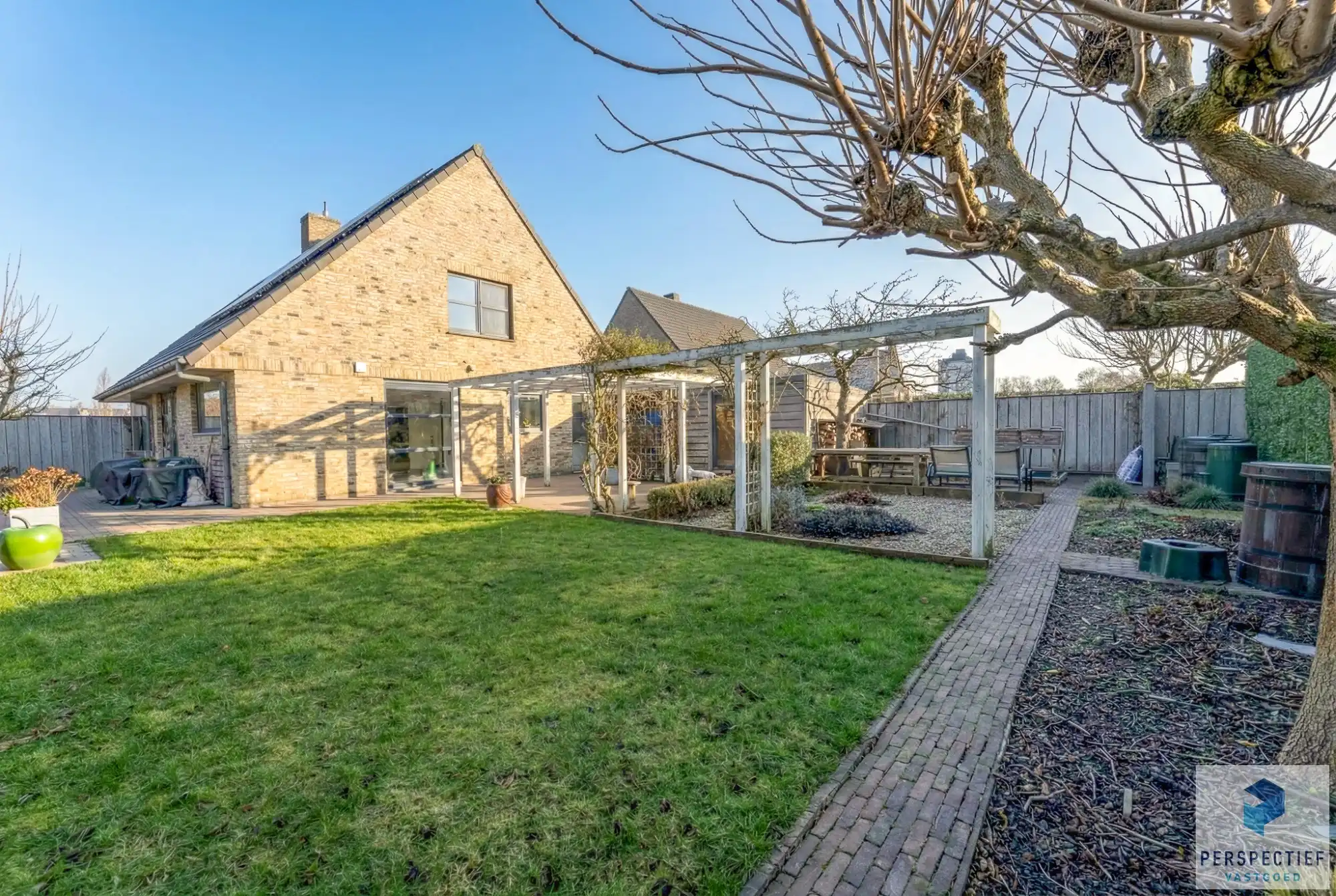 Centraal gelegen villa  met mooie tuin op 734 m² foto 22