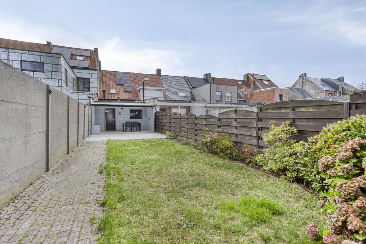 huis te koop in centrum Turnhout met wegenis achteraan  foto 23