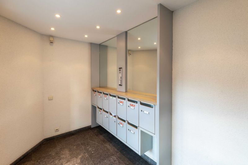 Roeselare : Ruim en lichtrijk hoekappartement gelegen op de tweede verdieping in een aangenaam woonerf met 1 slpks 83 m². foto 11