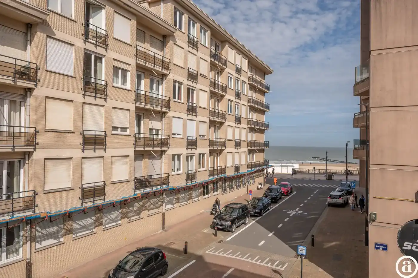 Lichtrijk hoekappartement met zijdelings zeezicht, centrum   foto 3