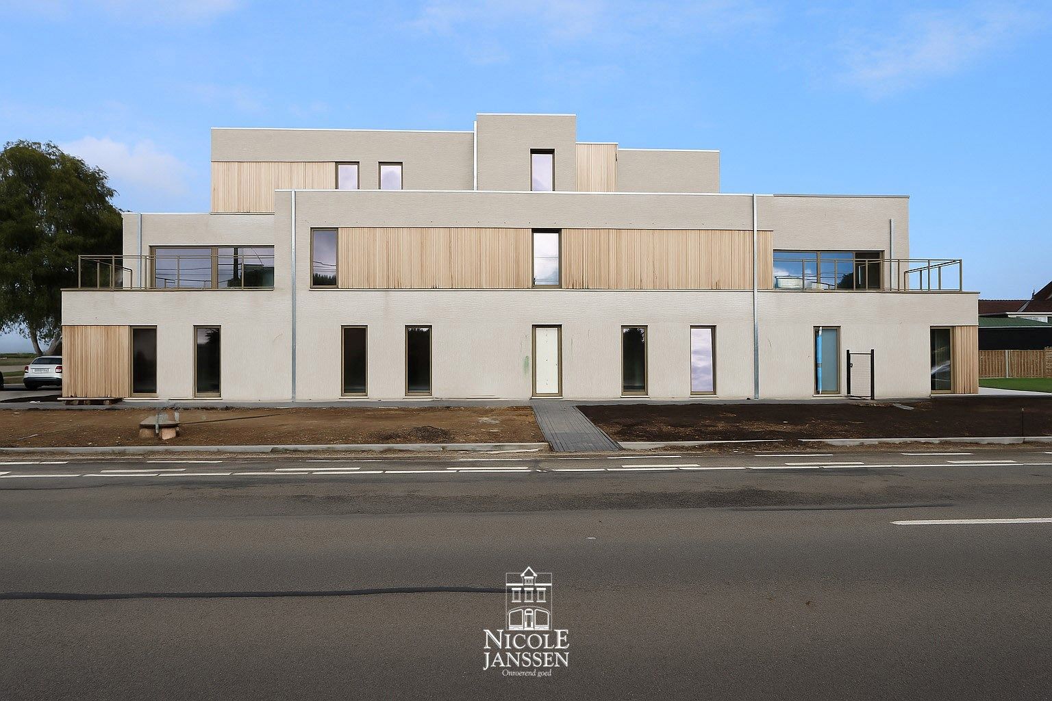 Nieuwbouwappartement op de eerste verdieping met terras en  twee autostandplaatsen foto 2